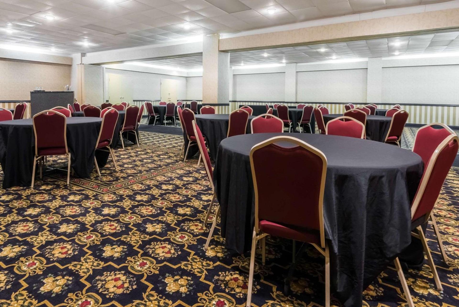 Baymont by Wyndham Kokomo photo 14