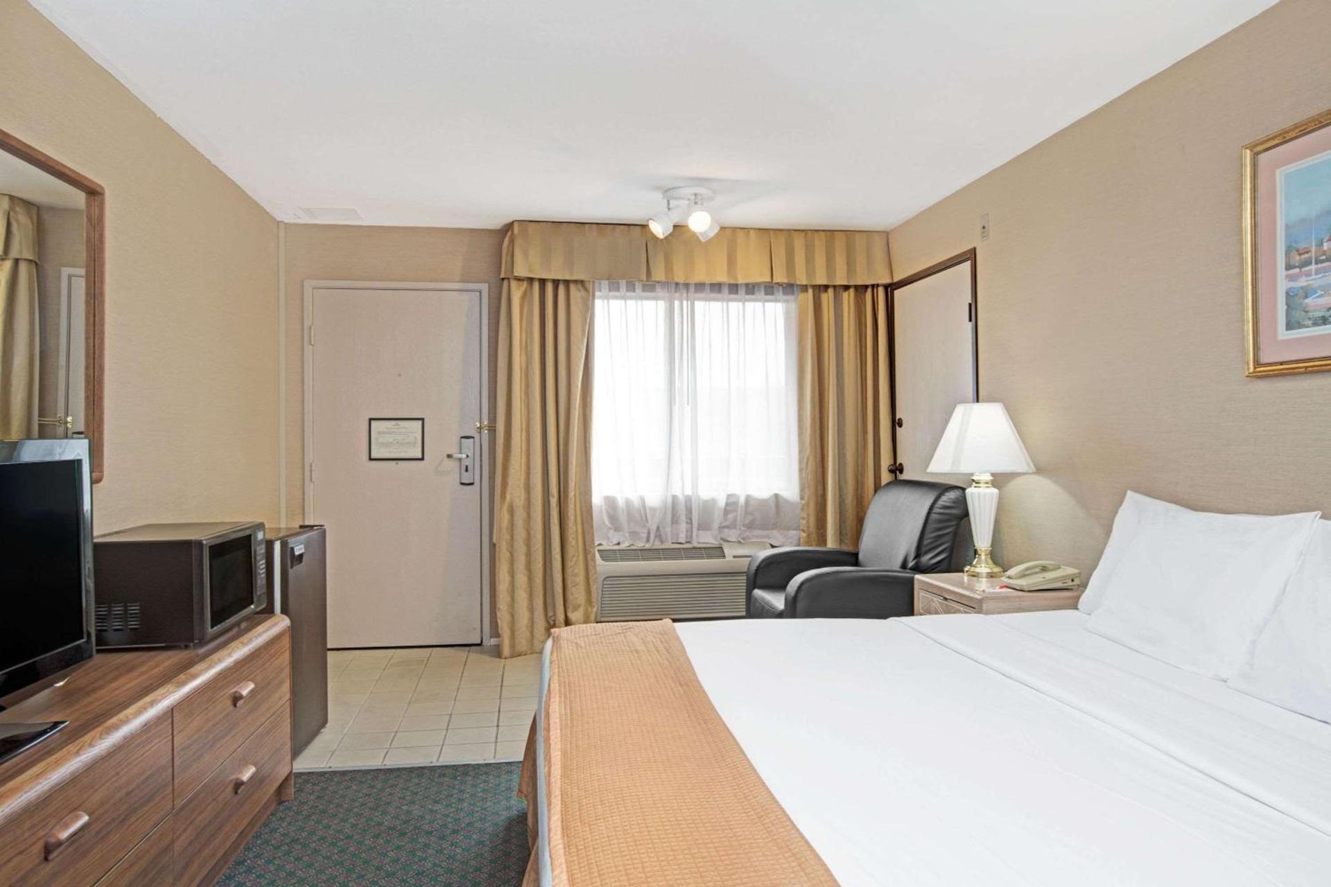 Howard Johnson by Wyndham Torrance photo 16