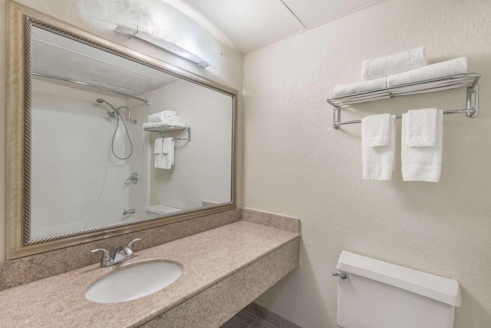 Baymont by Wyndham Kokomo photo 12