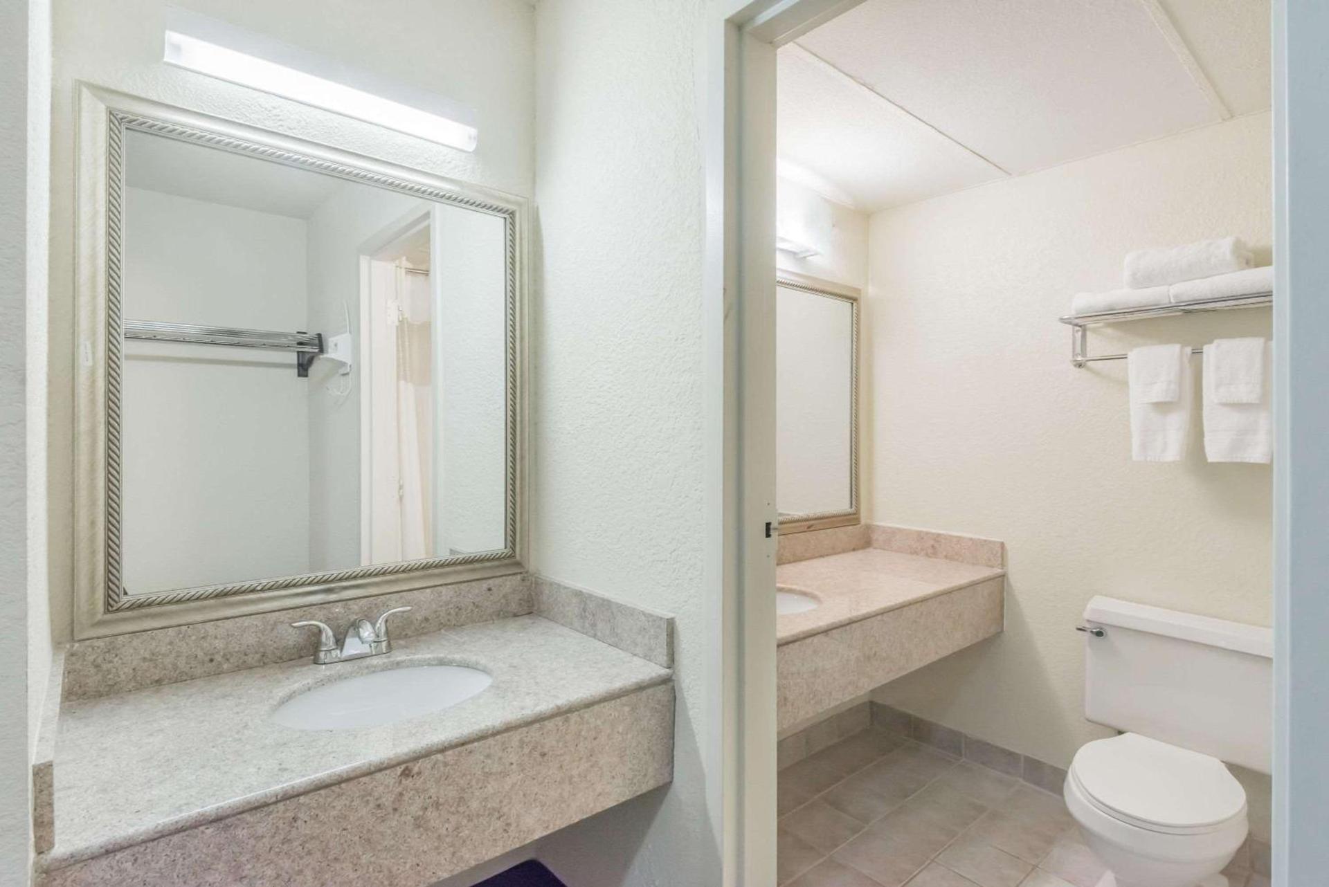 Baymont by Wyndham Kokomo photo 7