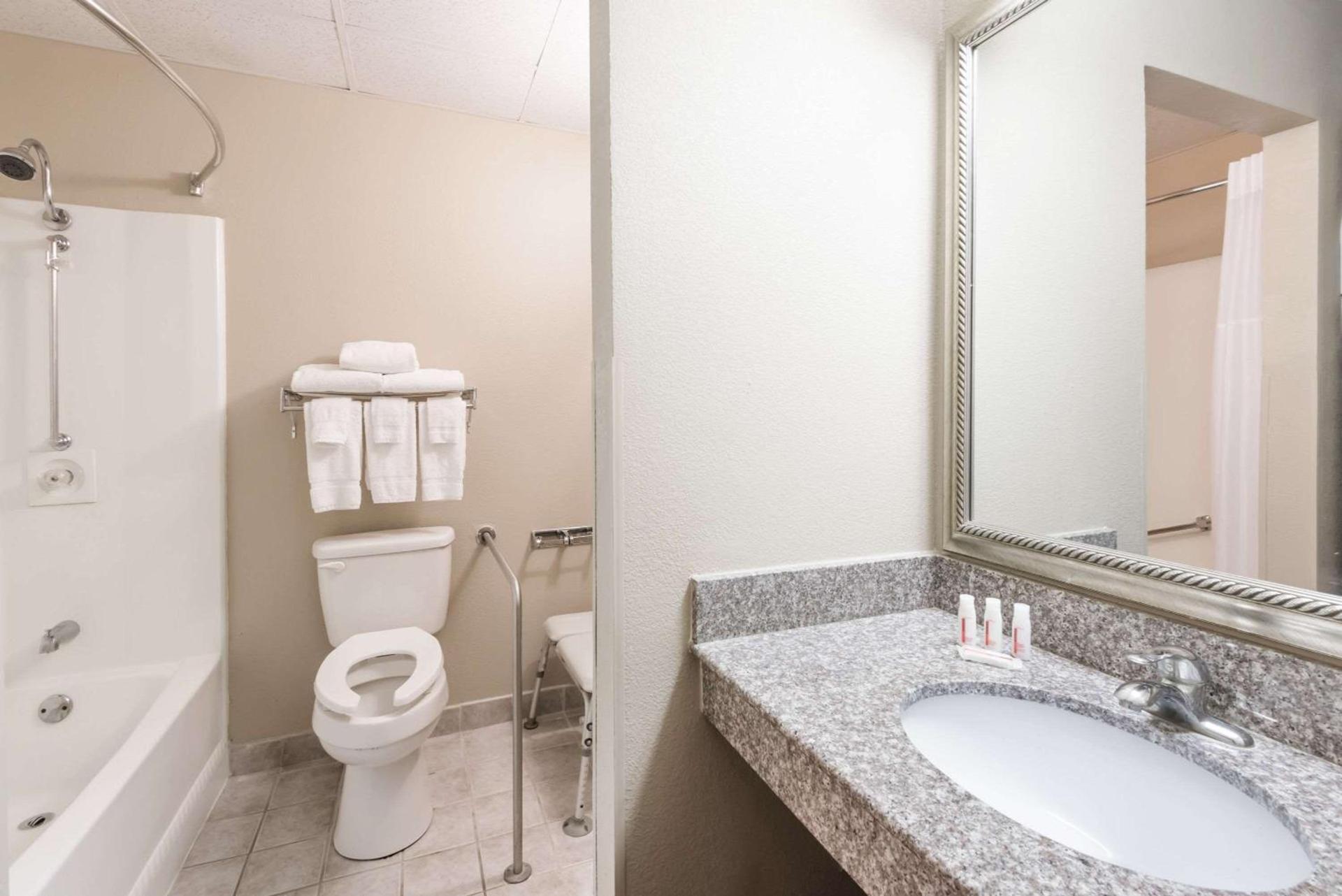 Baymont by Wyndham Kokomo photo 5