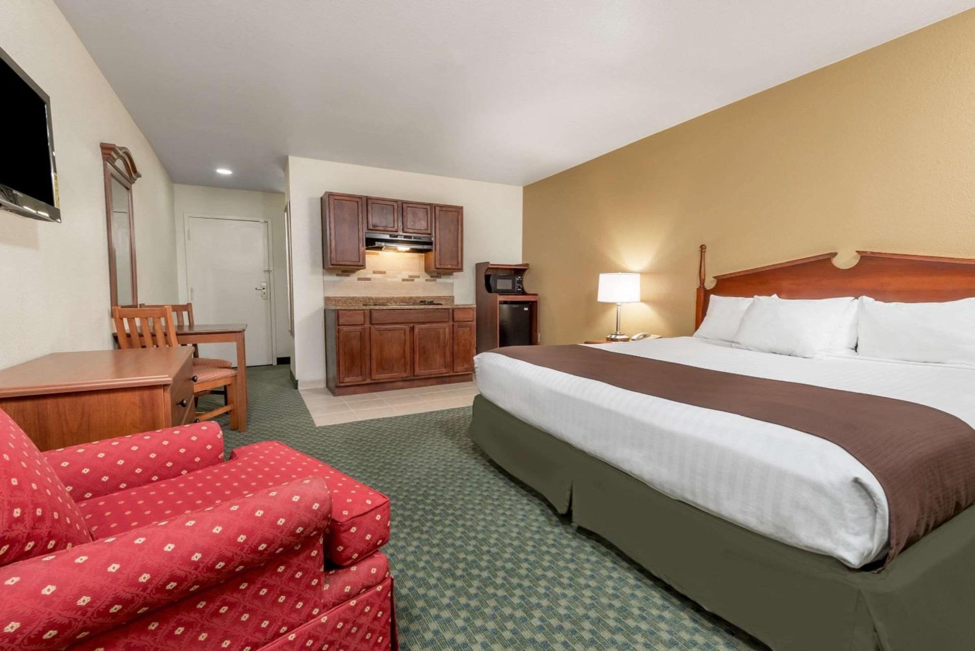 Baymont by Wyndham Kokomo photo 9