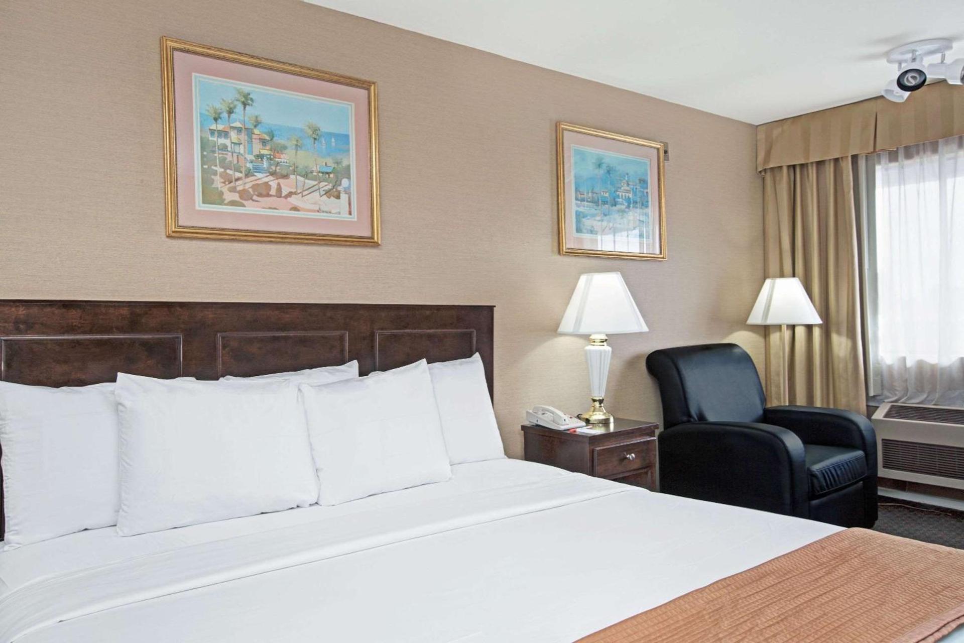 Howard Johnson by Wyndham Torrance photo 12