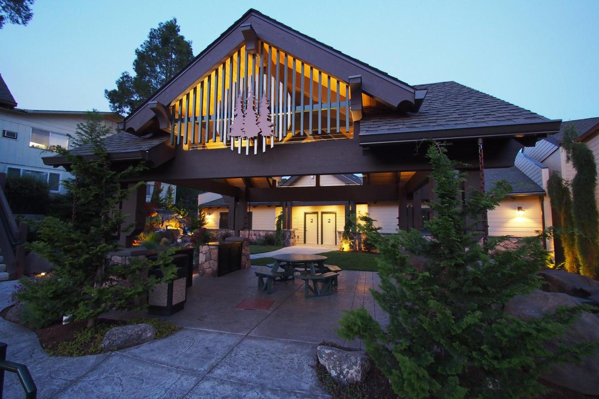 Redwood Hyperion Suites photo 6