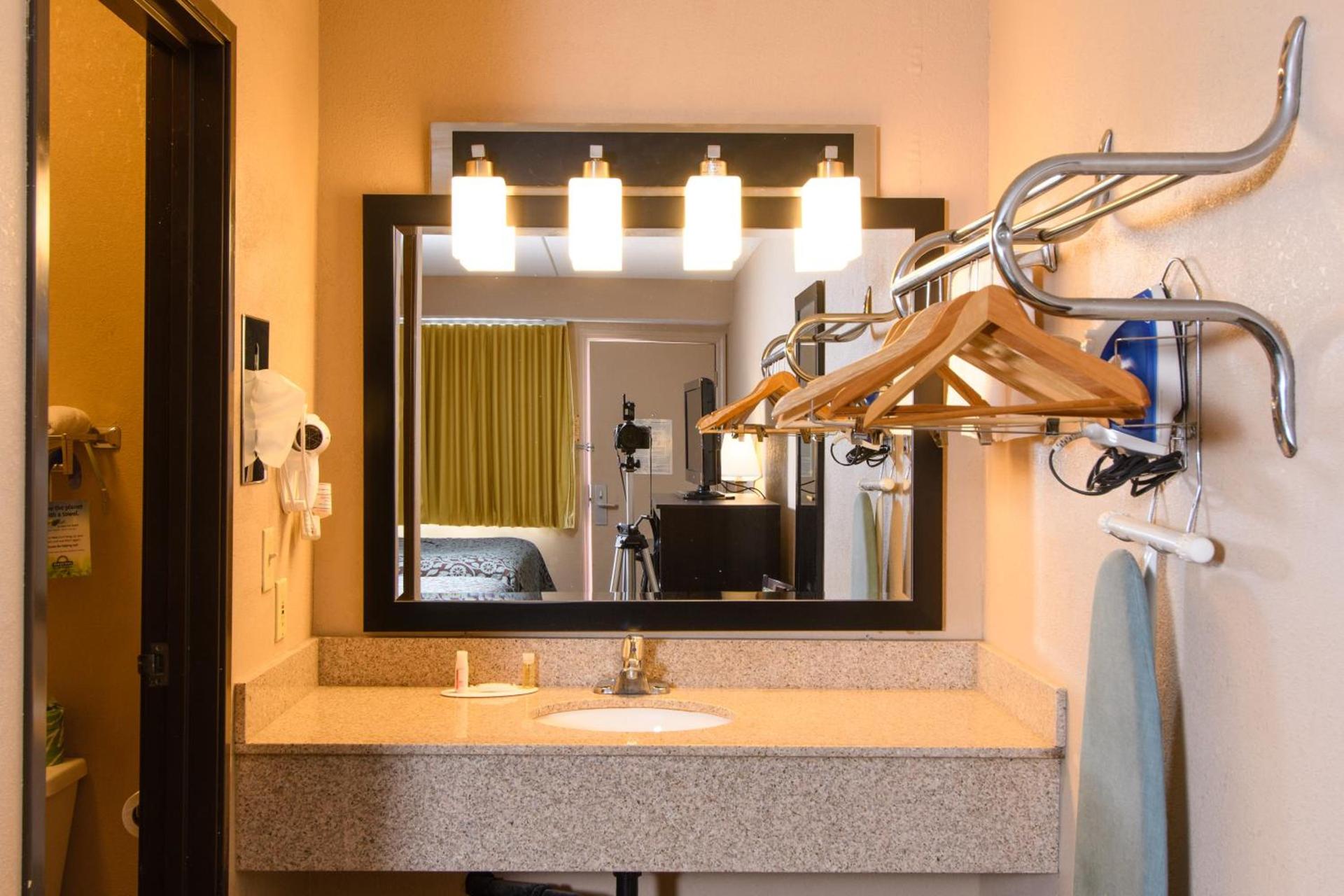 Days Inn by Wyndham Pittsburgh-Harmarville photo 4