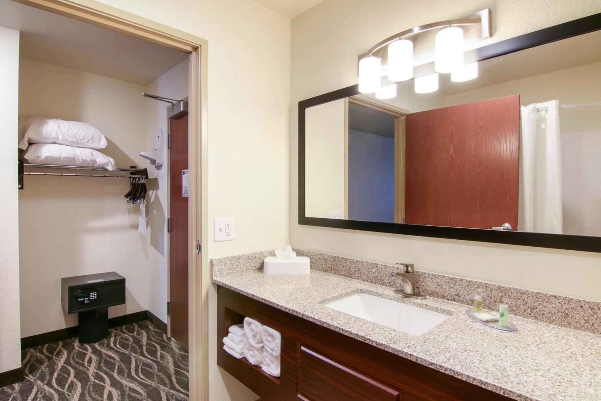 Cobblestone Hotel & Suites Hartford photo 25