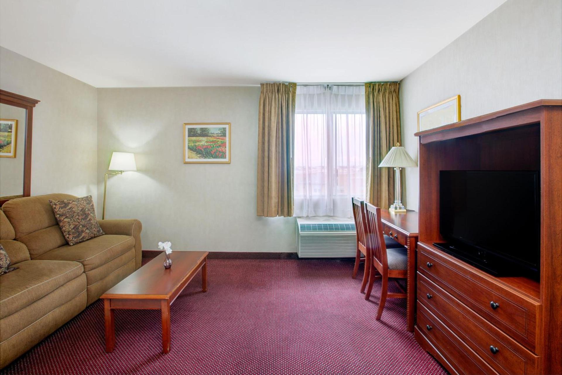 Ramada by Wyndham Hawthorne/LAX photo 17
