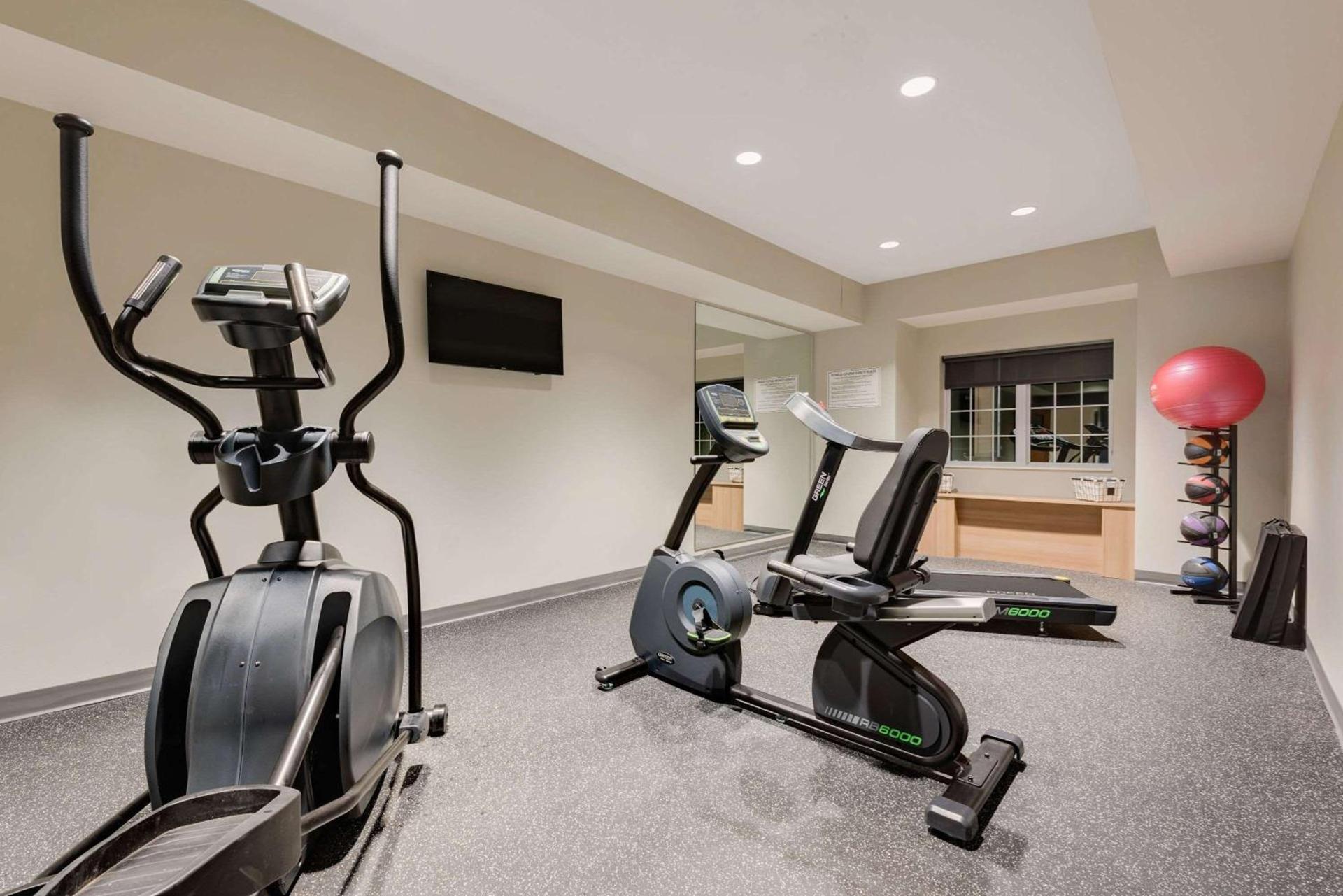 Microtel Inn & Suites by Wyndham Clarion photo 3