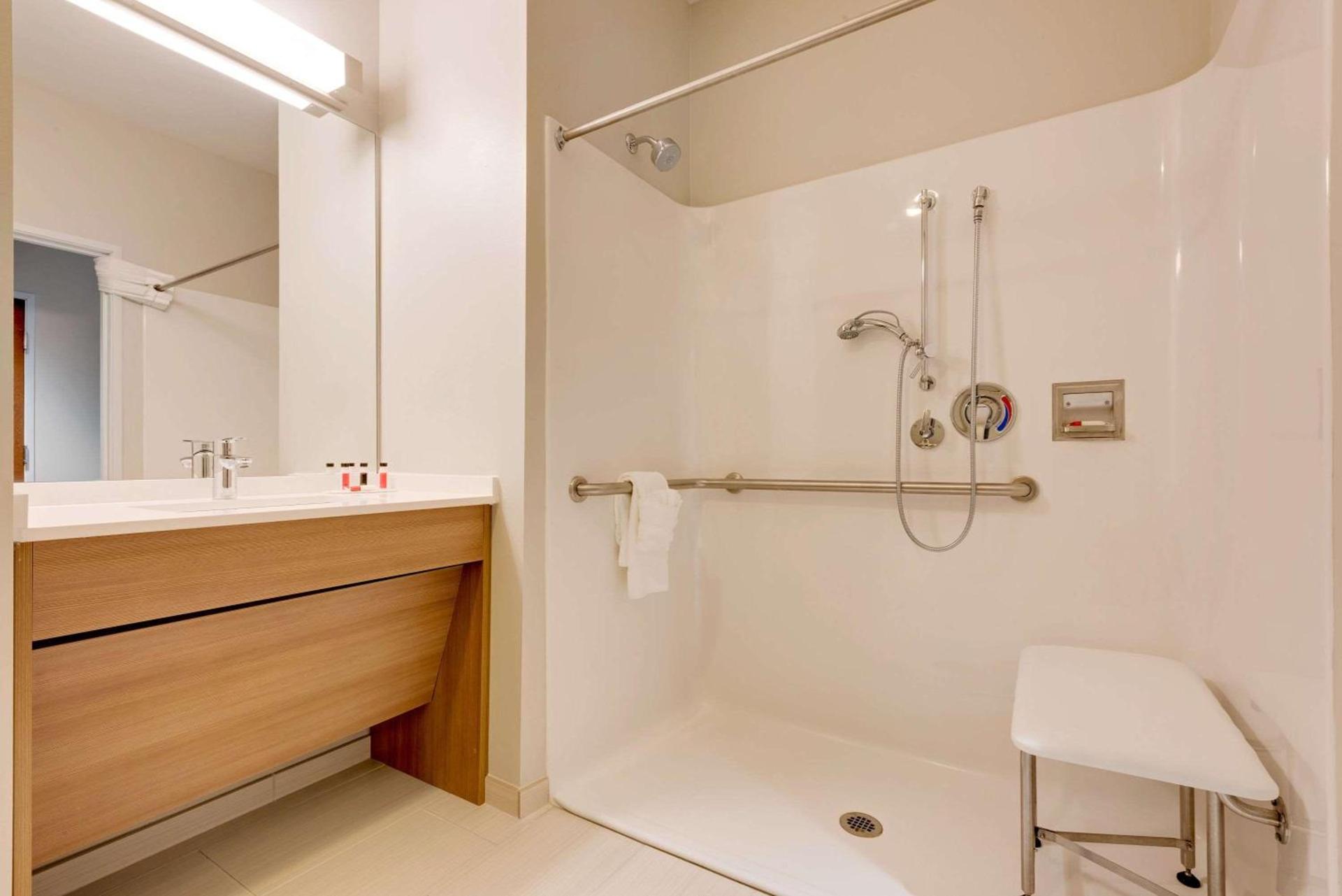 Microtel Inn & Suites by Wyndham Clarion photo 6