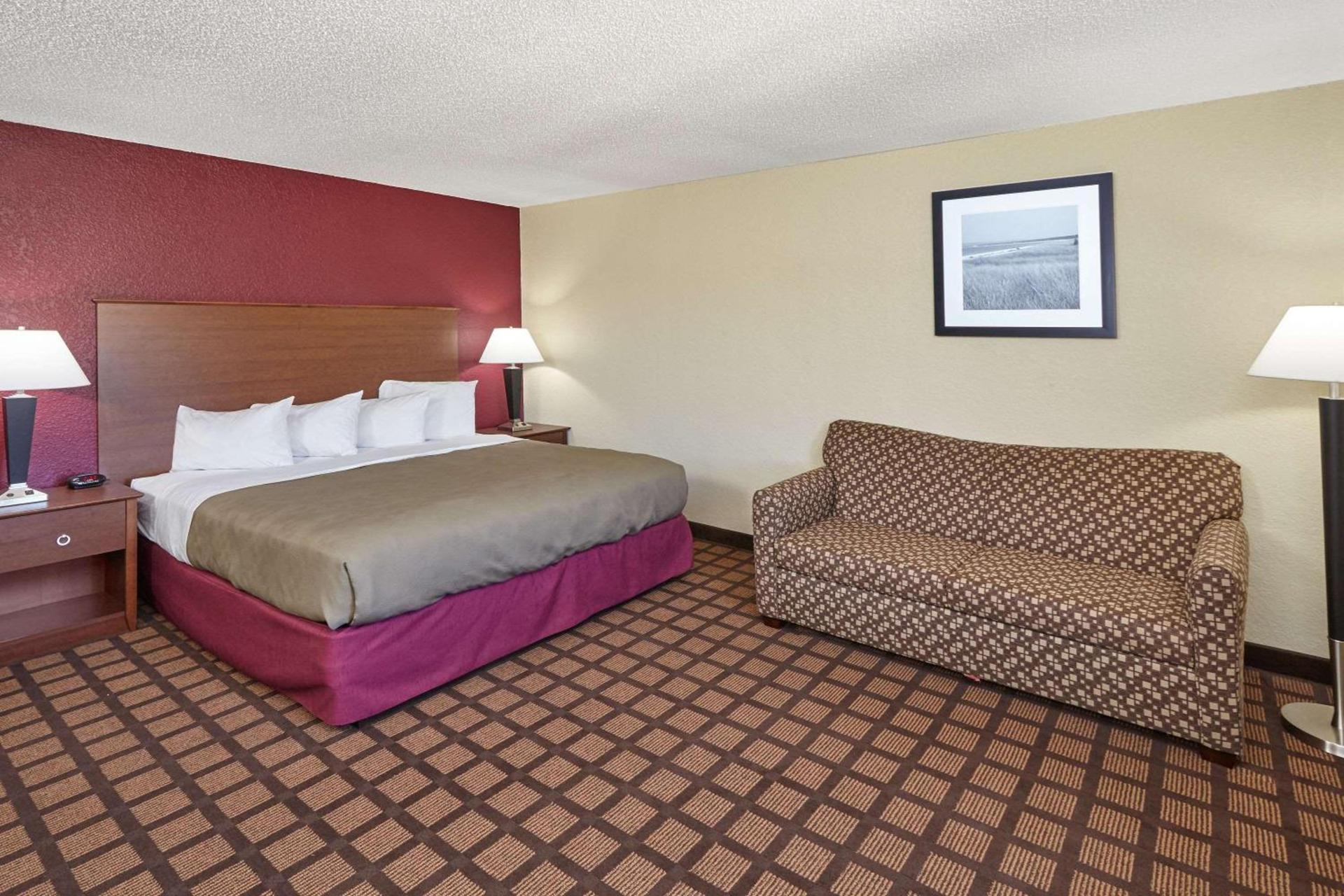AmericInn by Wyndham Burlington photo 11