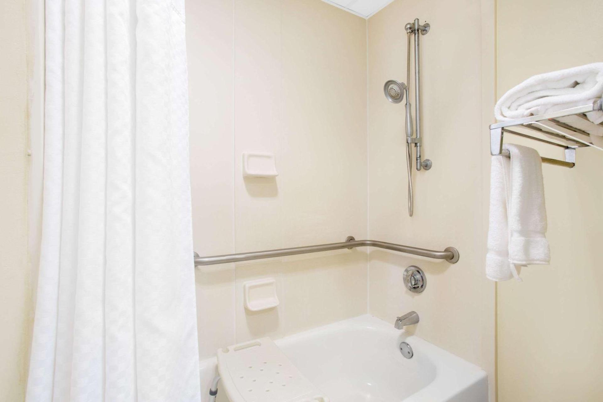 Days Inn by Wyndham Metter photo 16