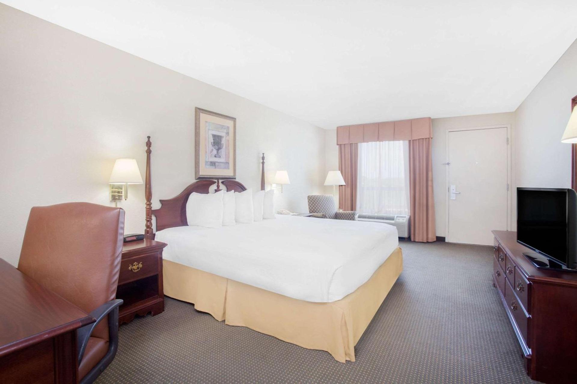 Days Inn by Wyndham Metter photo 14