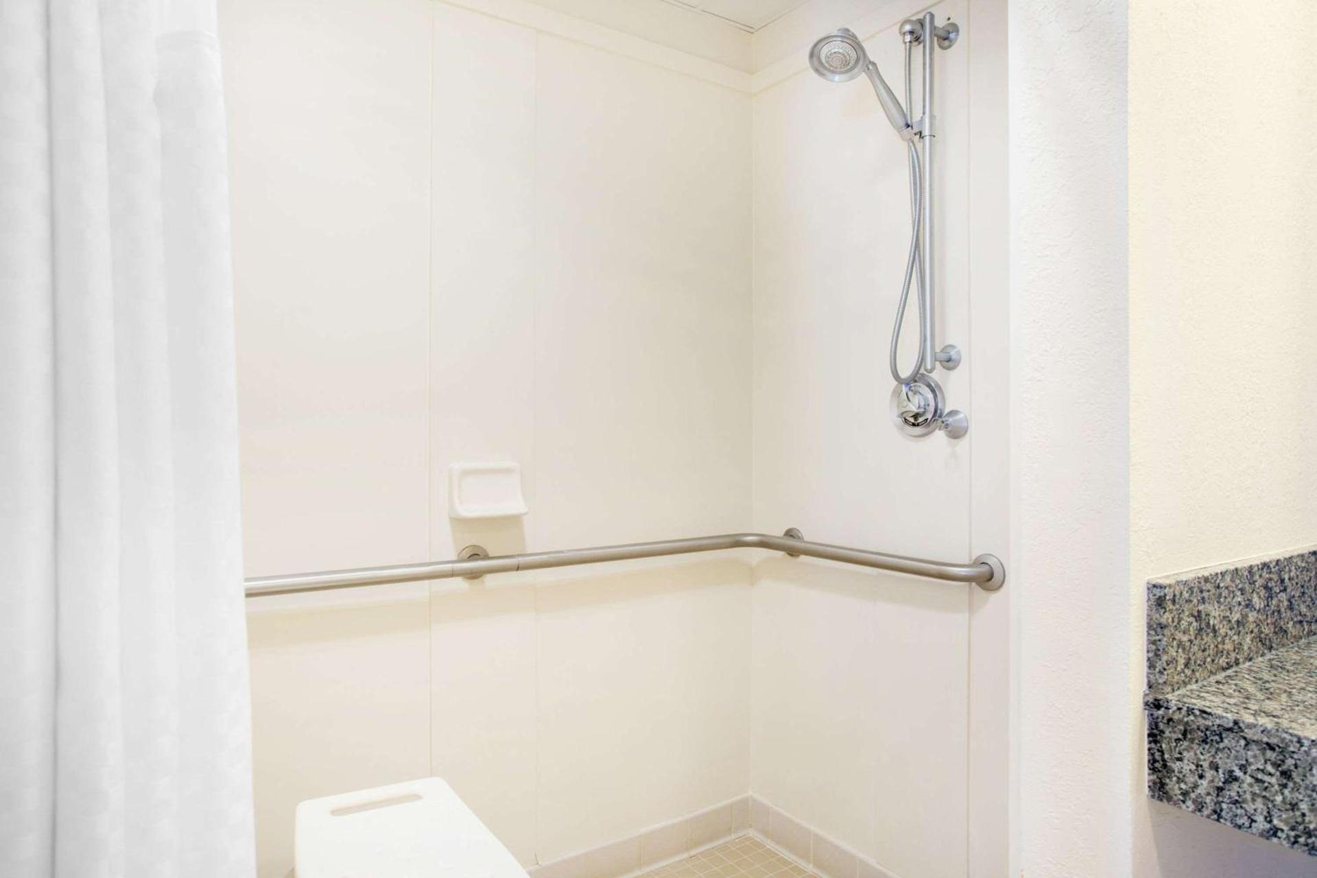 Days Inn by Wyndham Metter photo 12