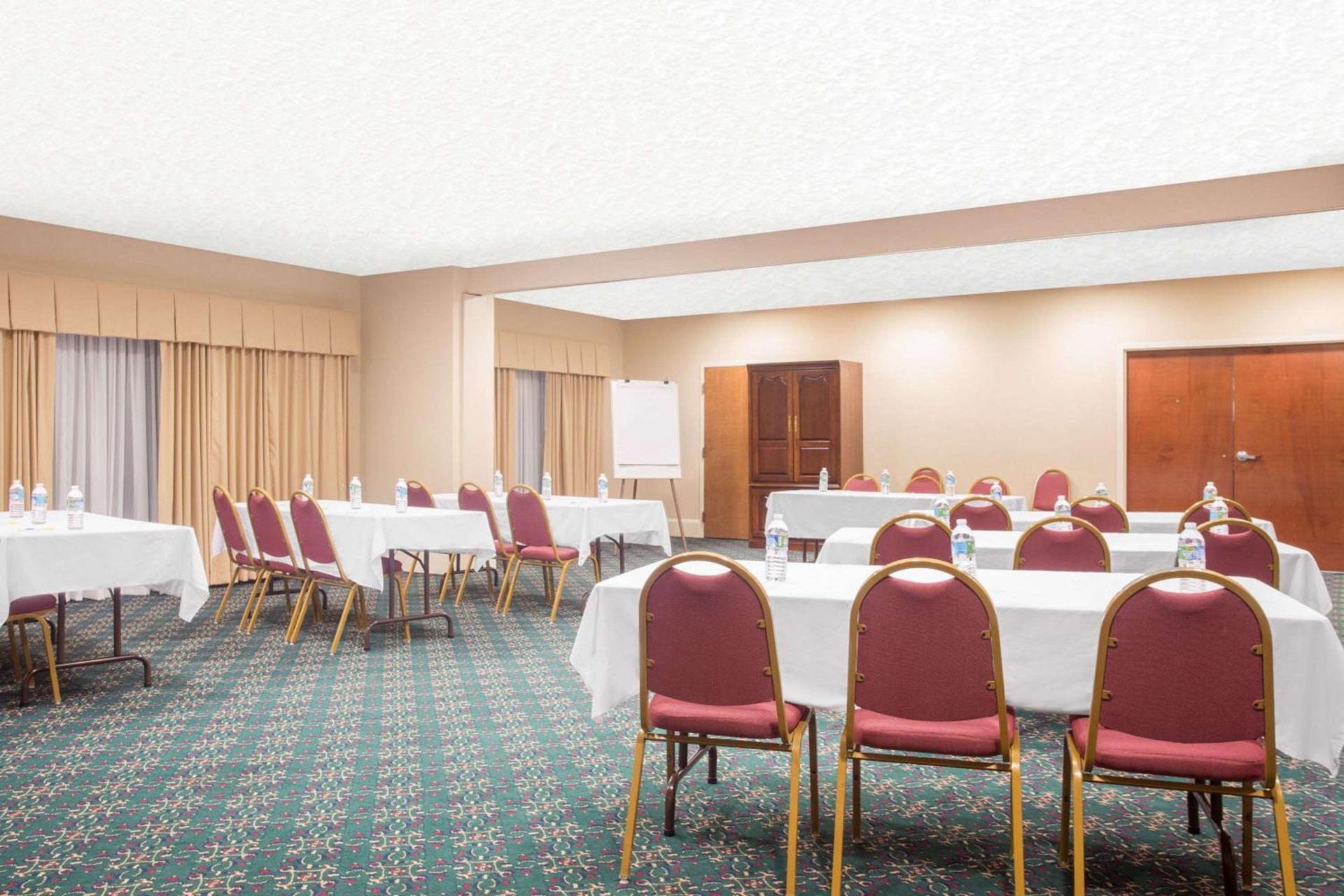 Days Inn by Wyndham Metter photo 17