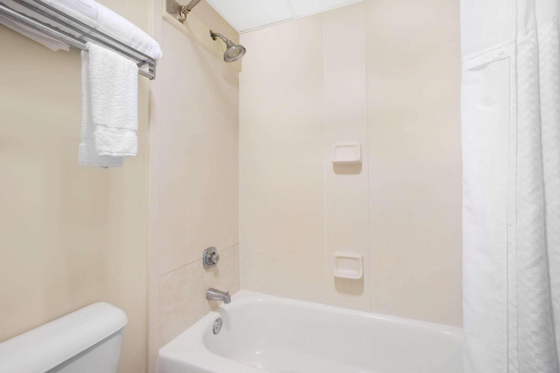Days Inn by Wyndham Metter photo 8