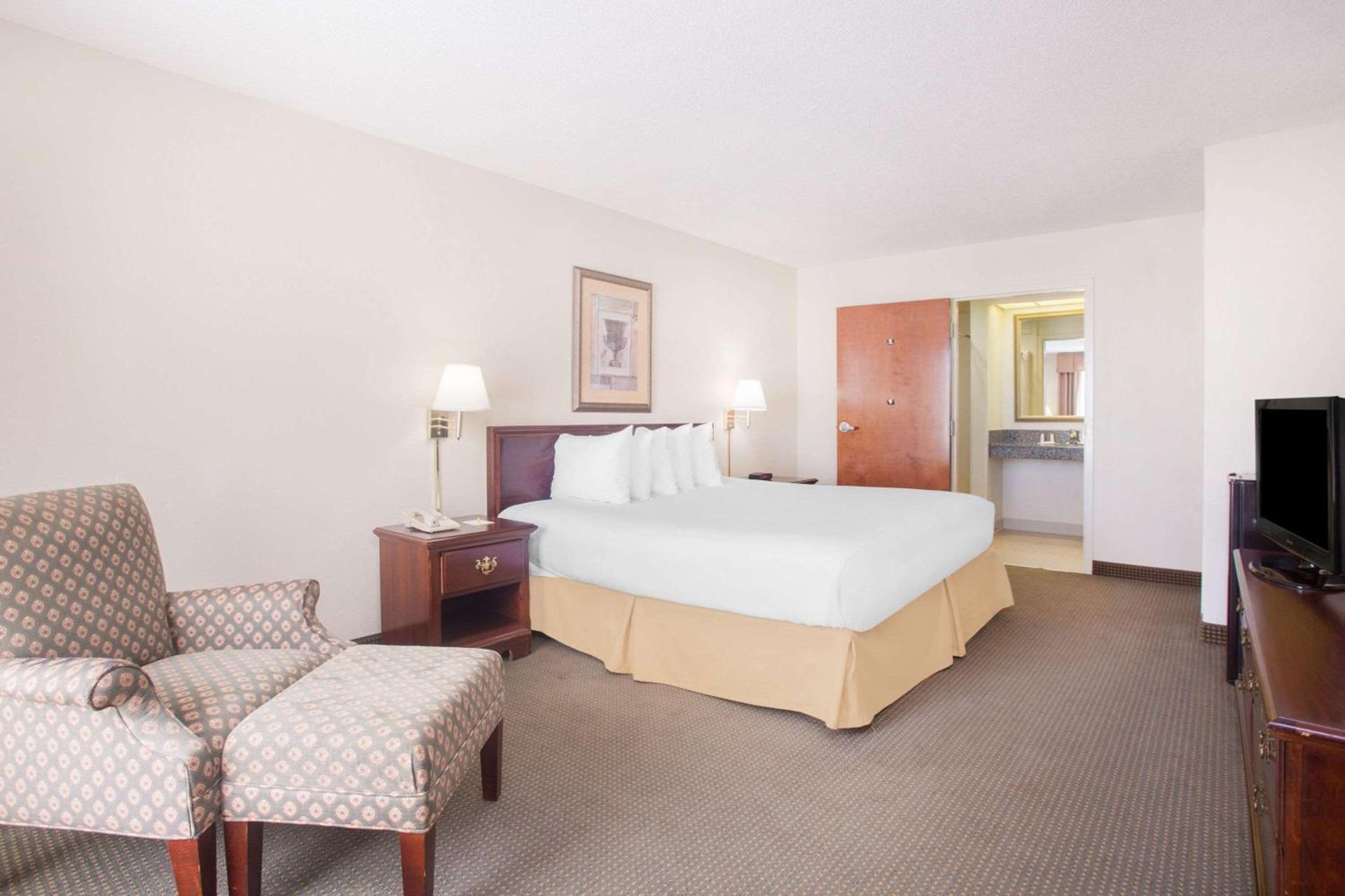 Days Inn by Wyndham Metter photo 13