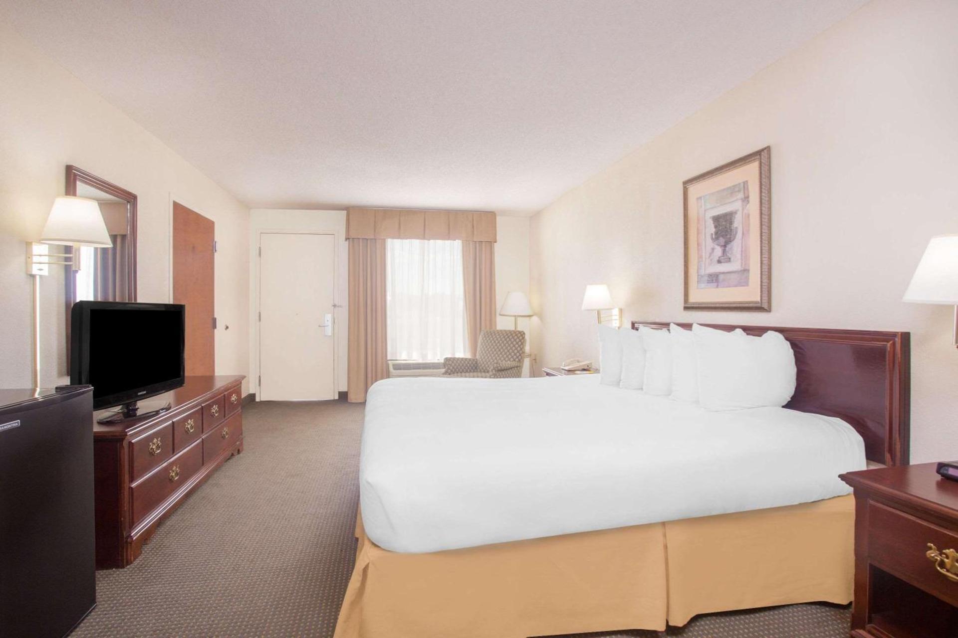 Days Inn by Wyndham Metter photo 11