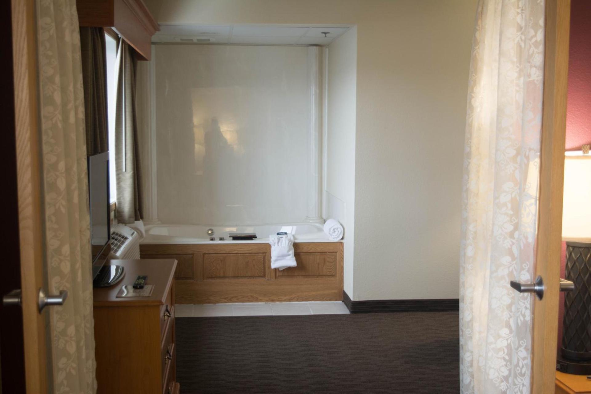 AmericInn by Wyndham Madison SD photo 5