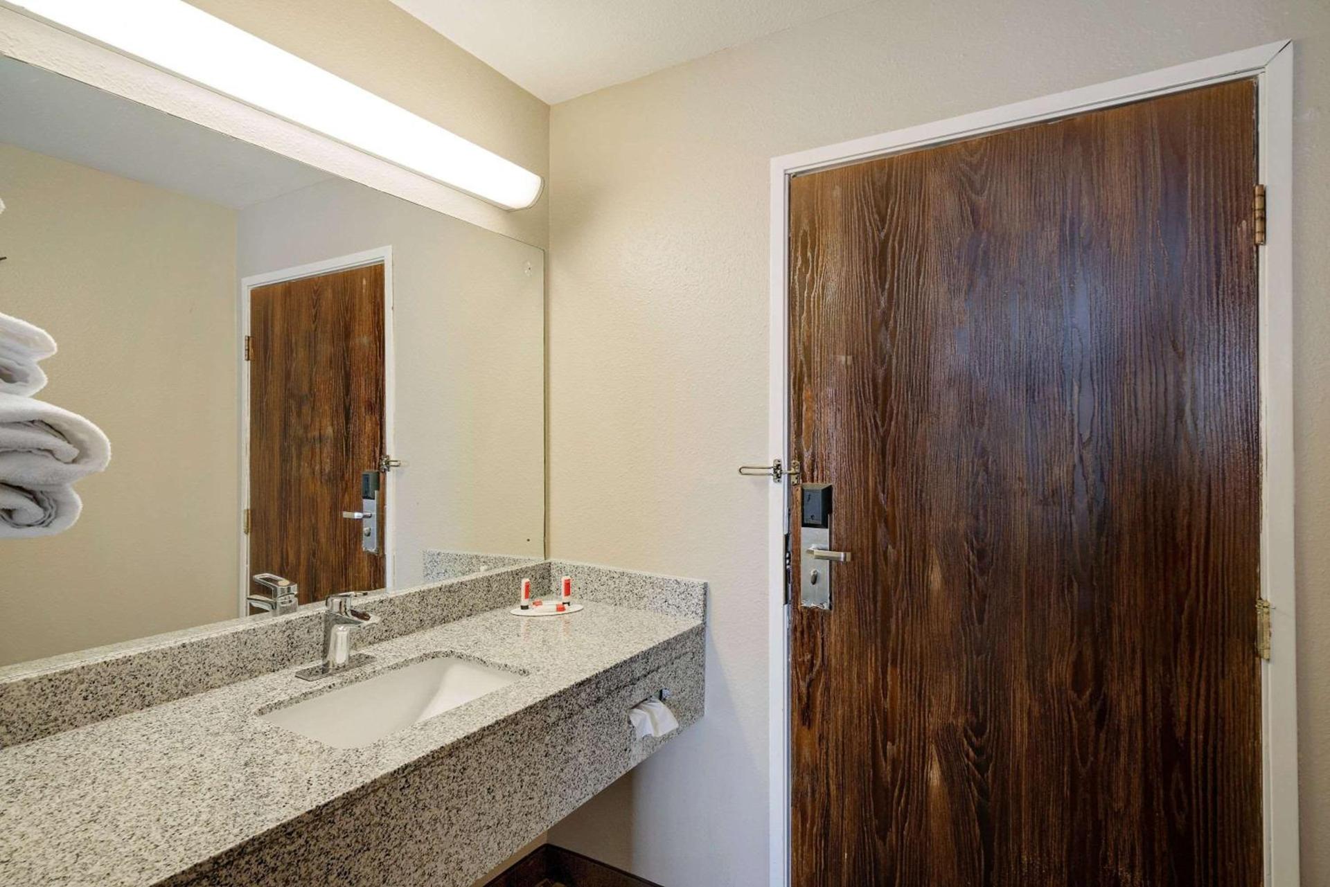 Super 8 by Wyndham Lexington Hamburg Area photo 11
