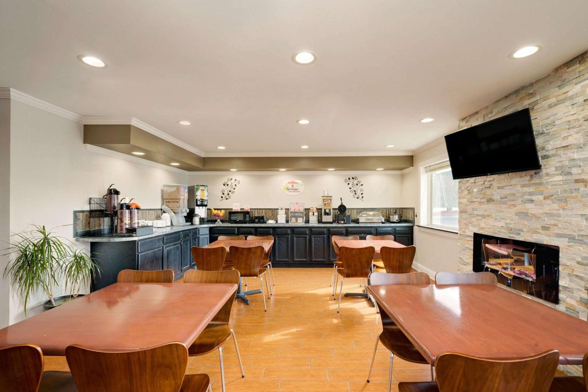 Super 8 by Wyndham Lexington Hamburg Area photo 22