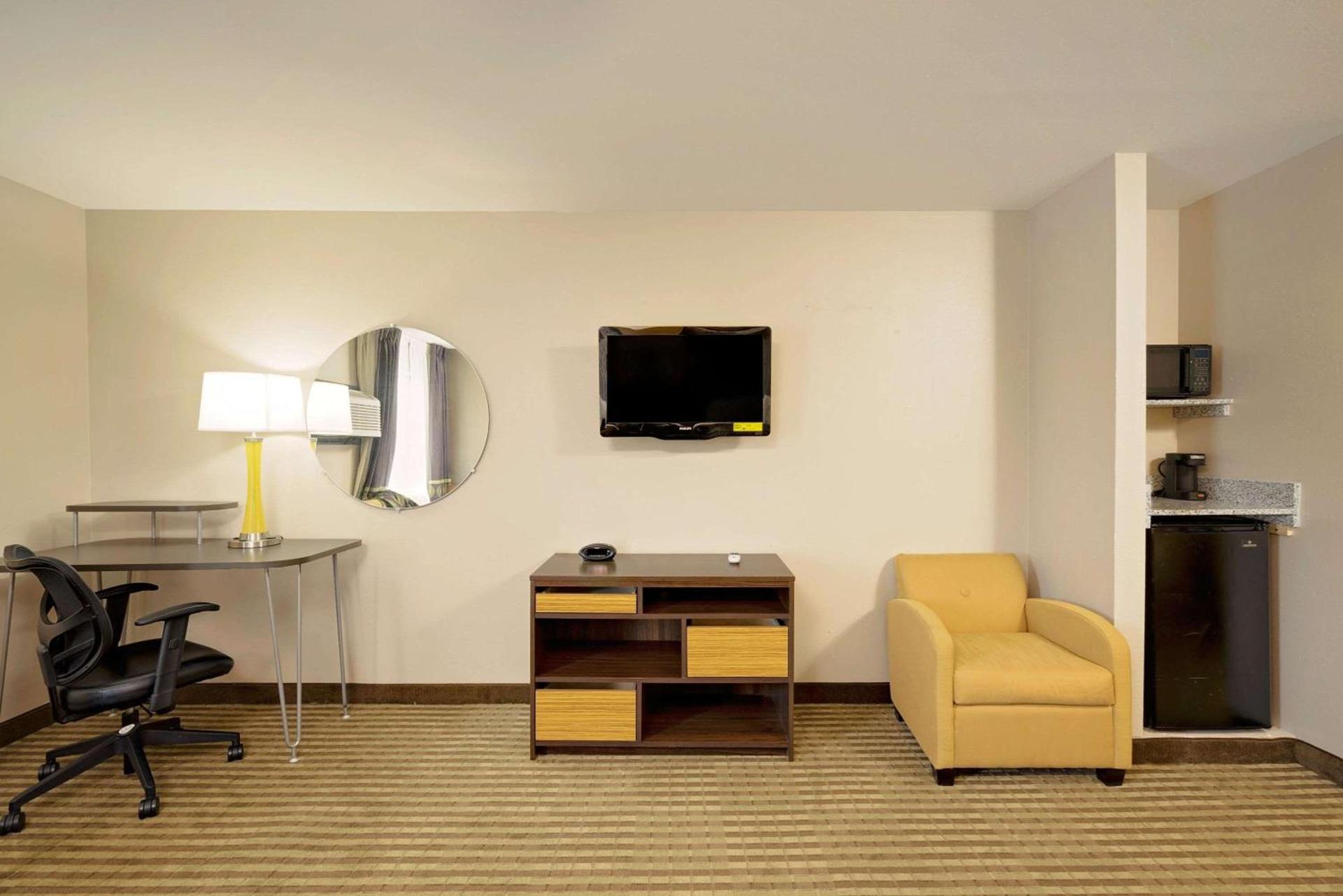 Super 8 by Wyndham Lexington Hamburg Area photo 21