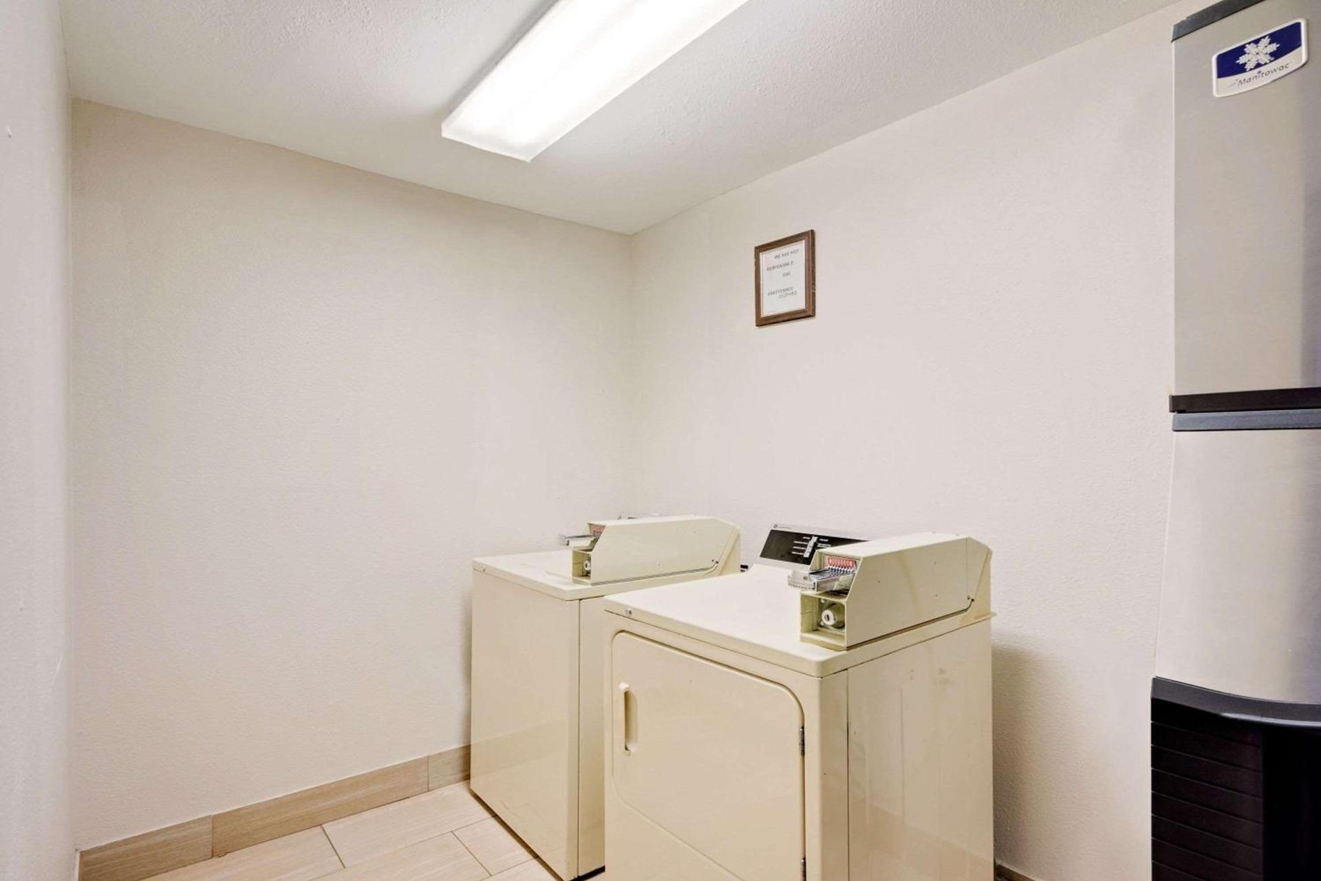 Super 8 by Wyndham Lexington Hamburg Area photo 23