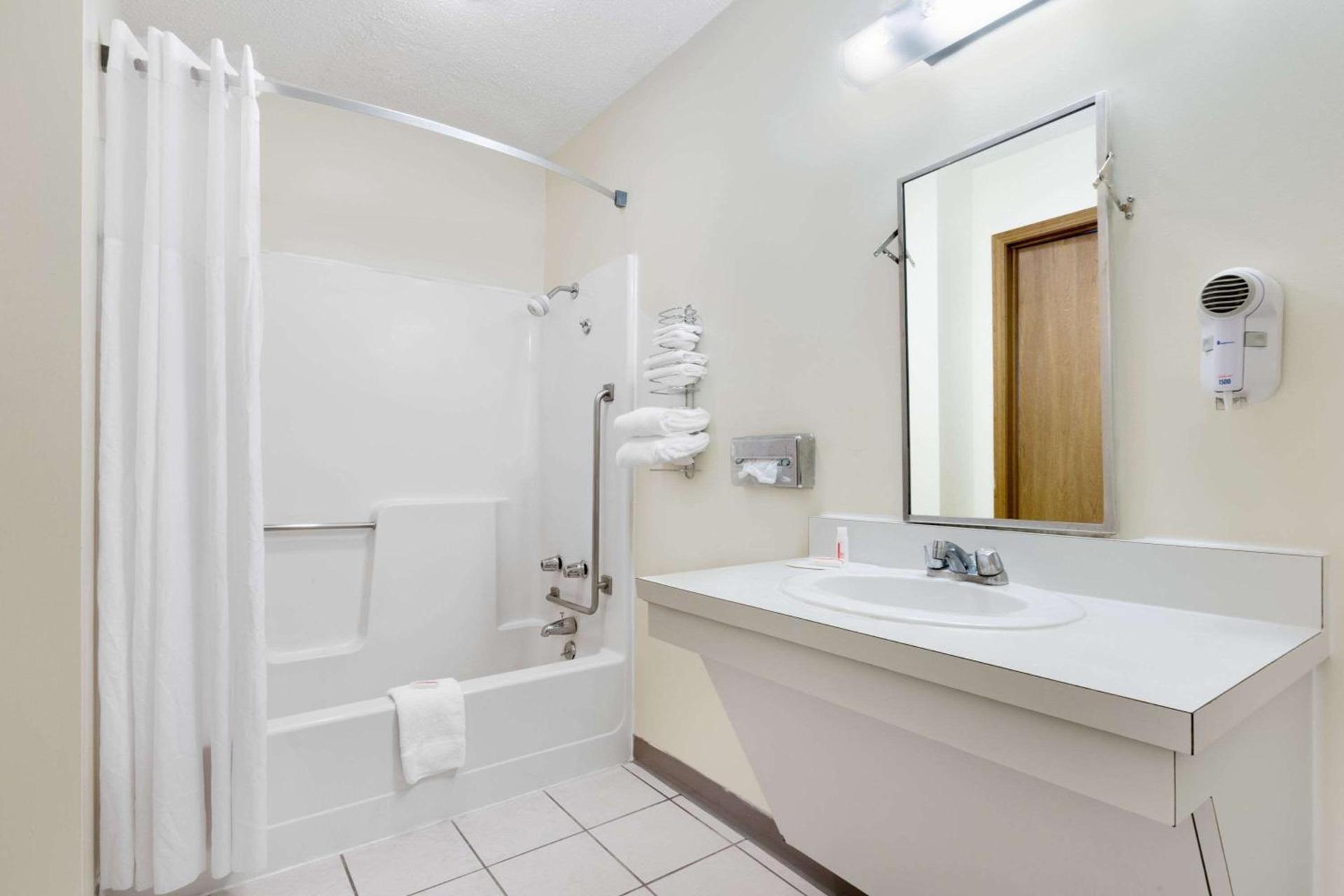 Days Inn by Wyndham Concordia photo 11
