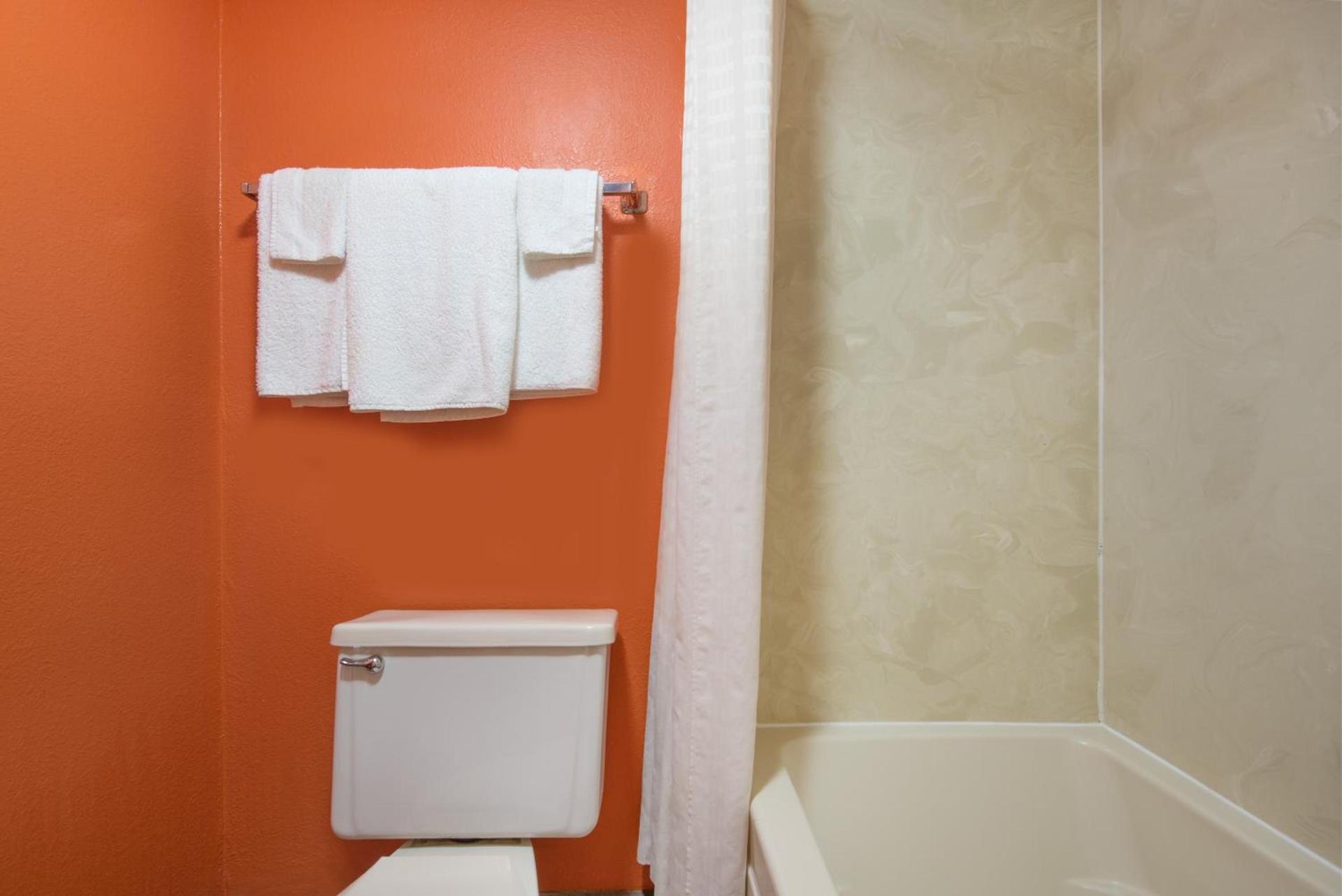 Howard Johnson by Wyndham San Marcos photo 49