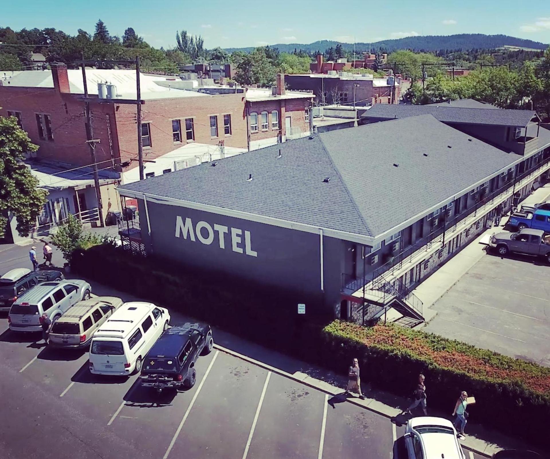 Monarch Motel photo 1