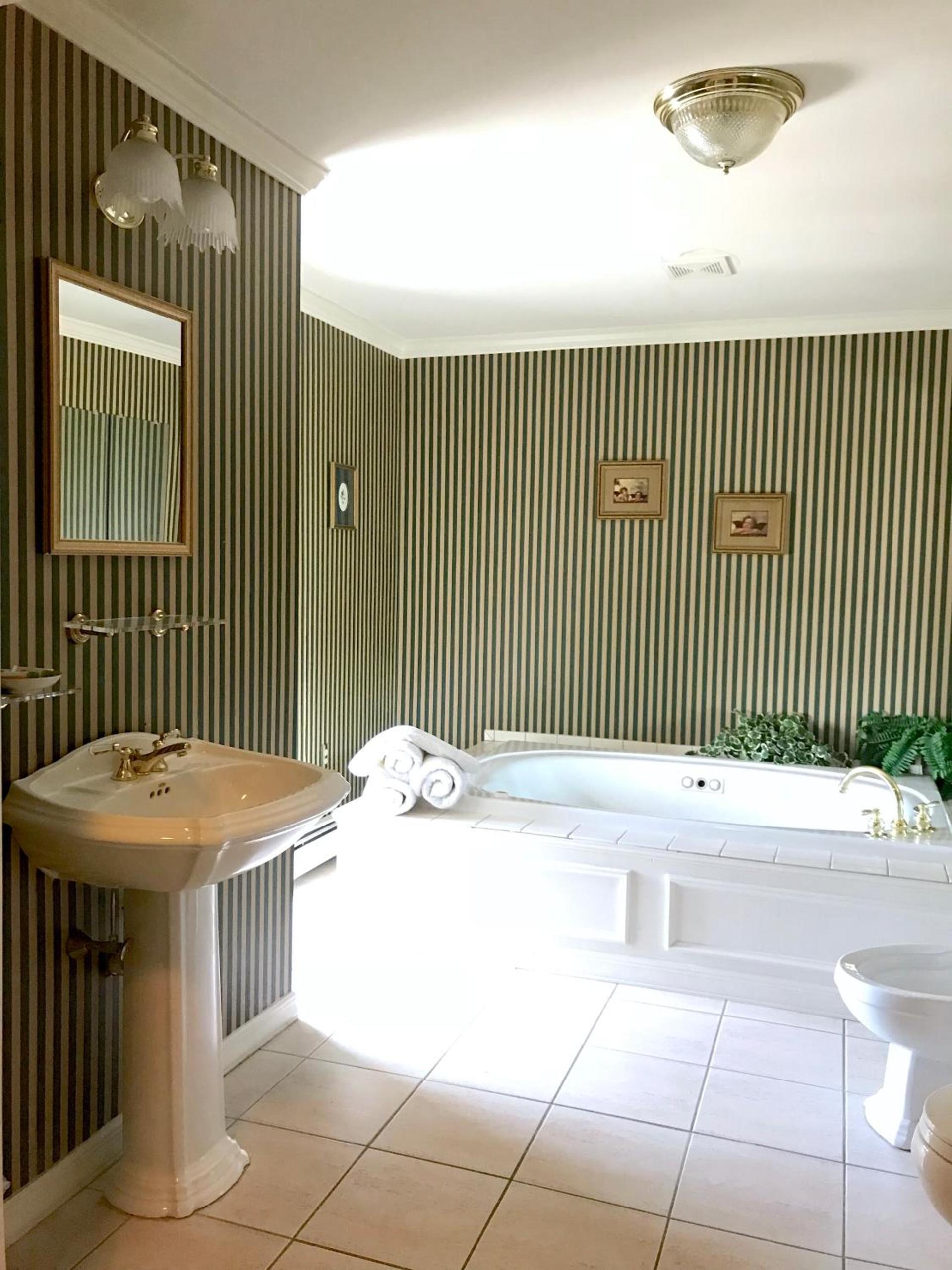 Waynebrook Inn photo 23