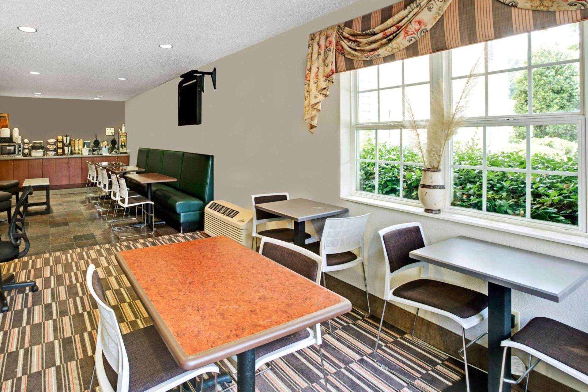 Microtel Inn & Suites by Wyndham Cherokee photo 7