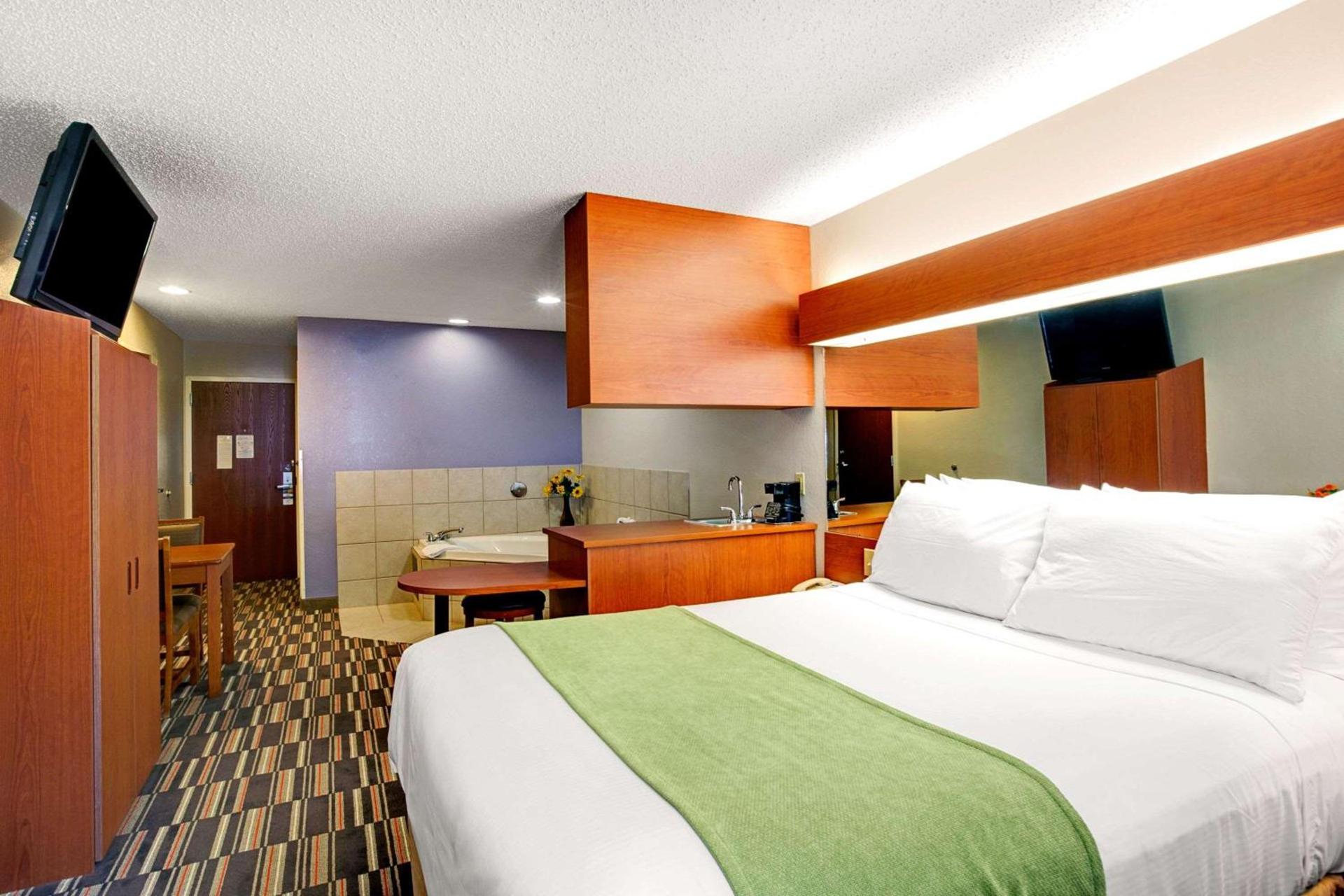 Microtel Inn & Suites by Wyndham Cherokee photo 9