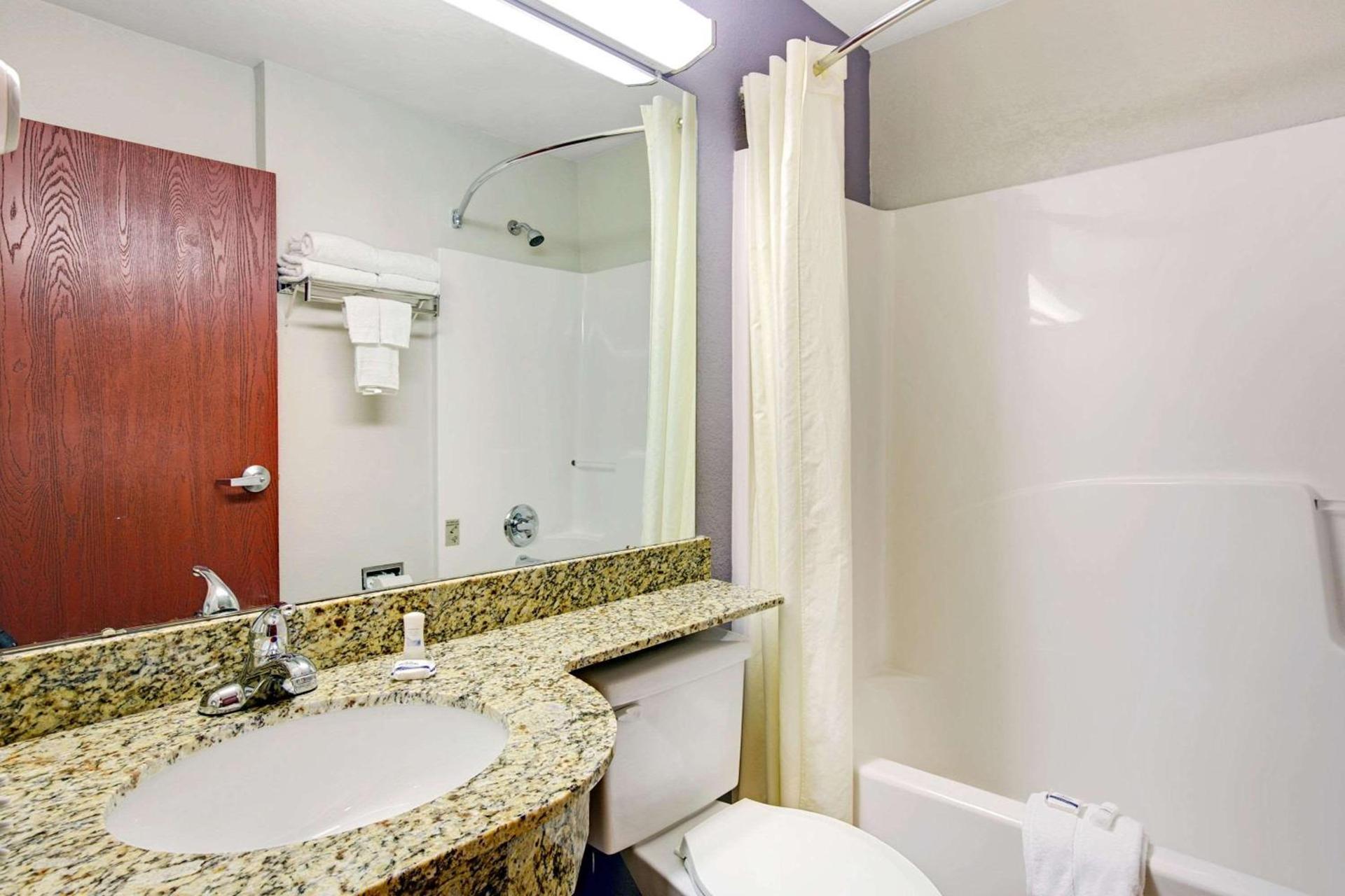 Microtel Inn & Suites by Wyndham Cherokee photo 10