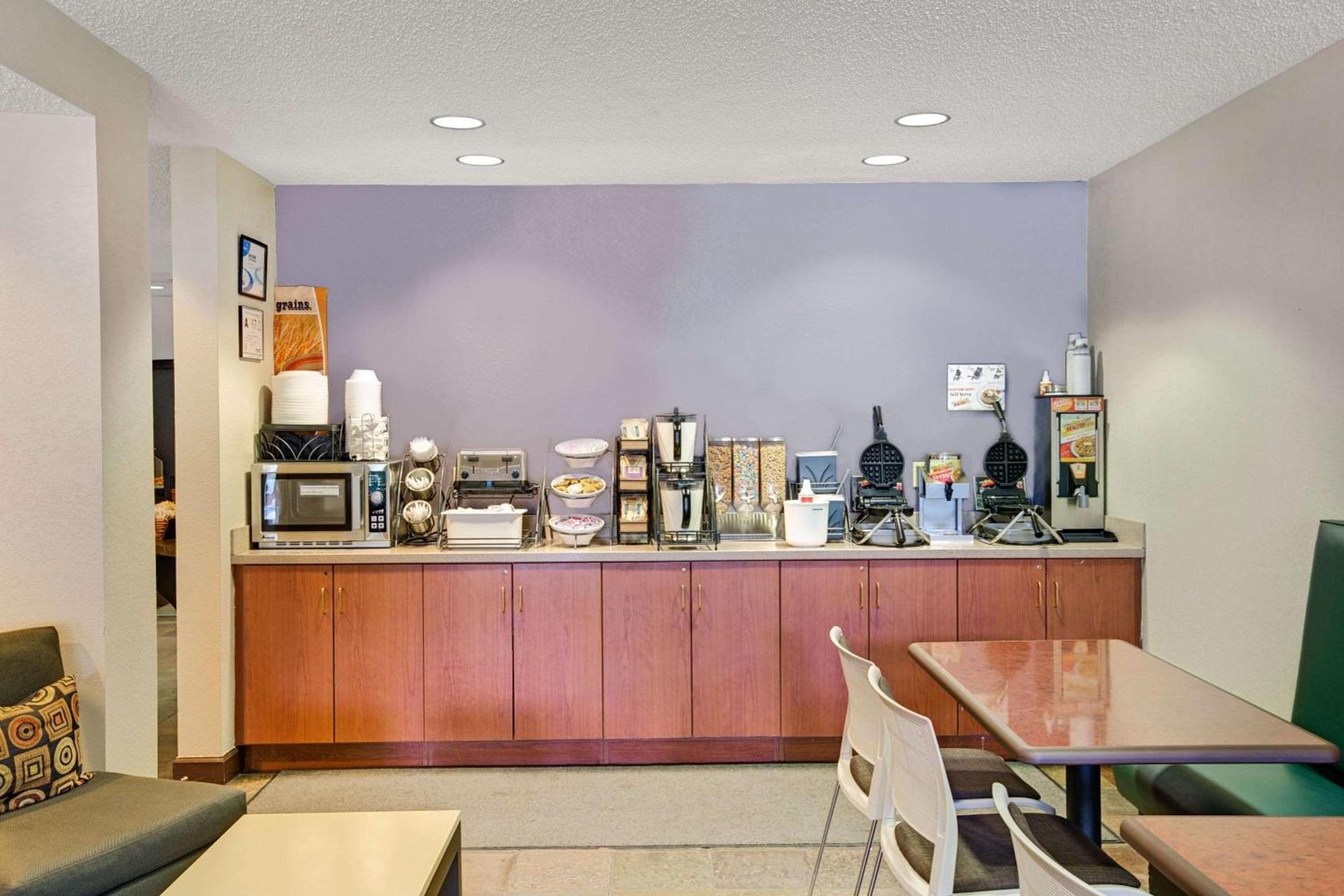 Microtel Inn & Suites by Wyndham Cherokee photo 12