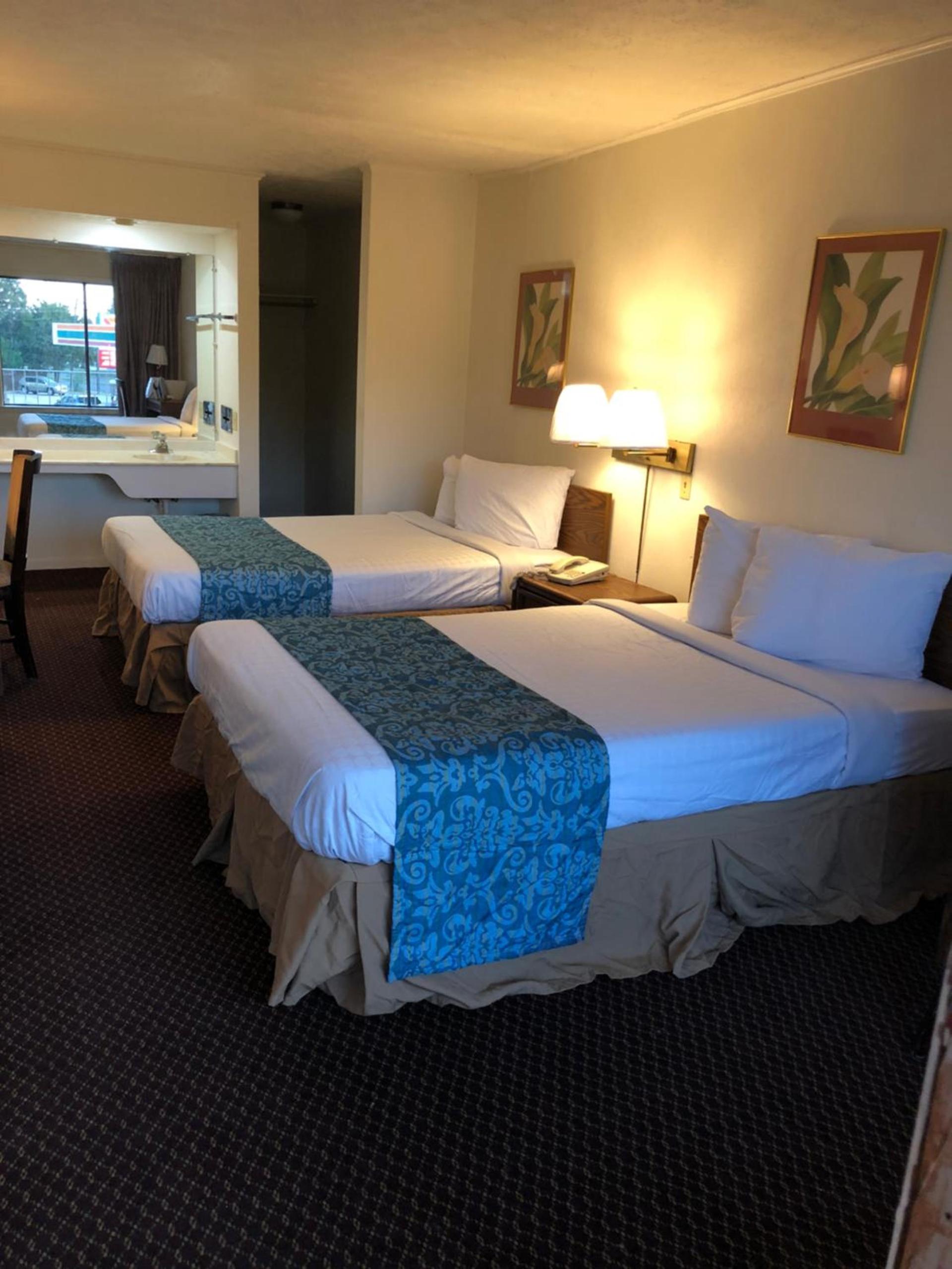 Flagship Inn photo 4