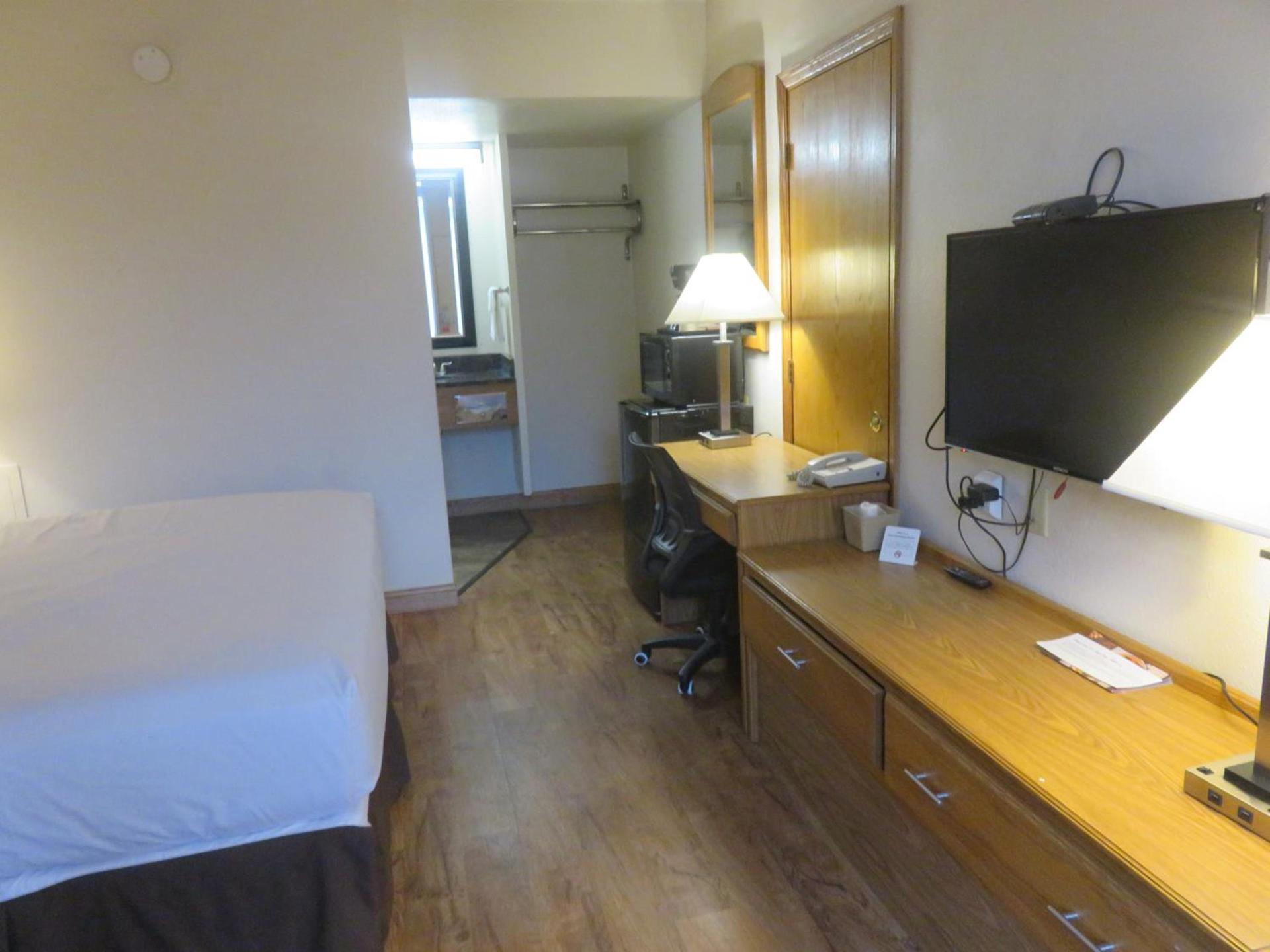 Baymont by Wyndham Fargo photo 30