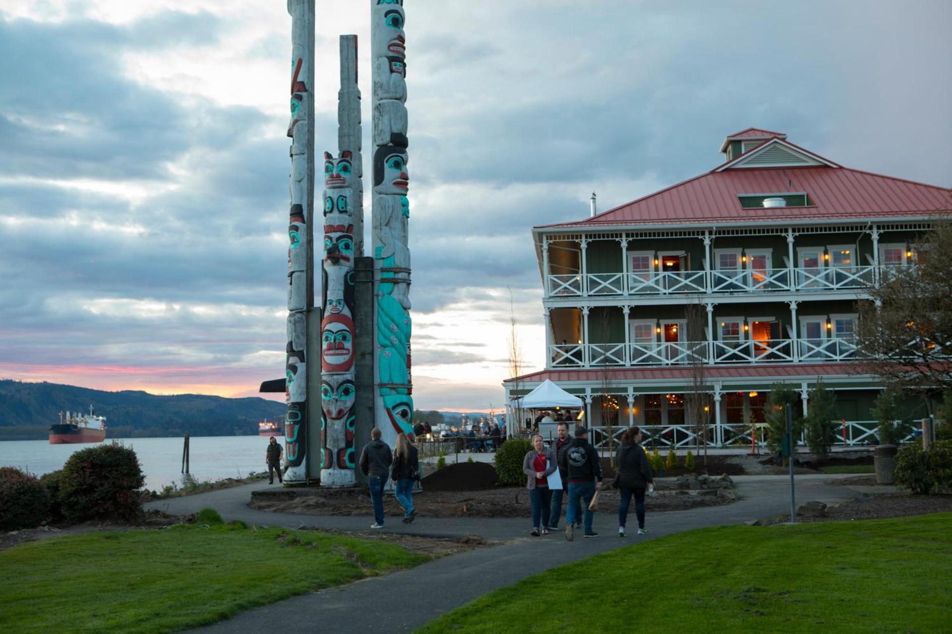 McMenamins Kalama Harbor Lodge photo 1