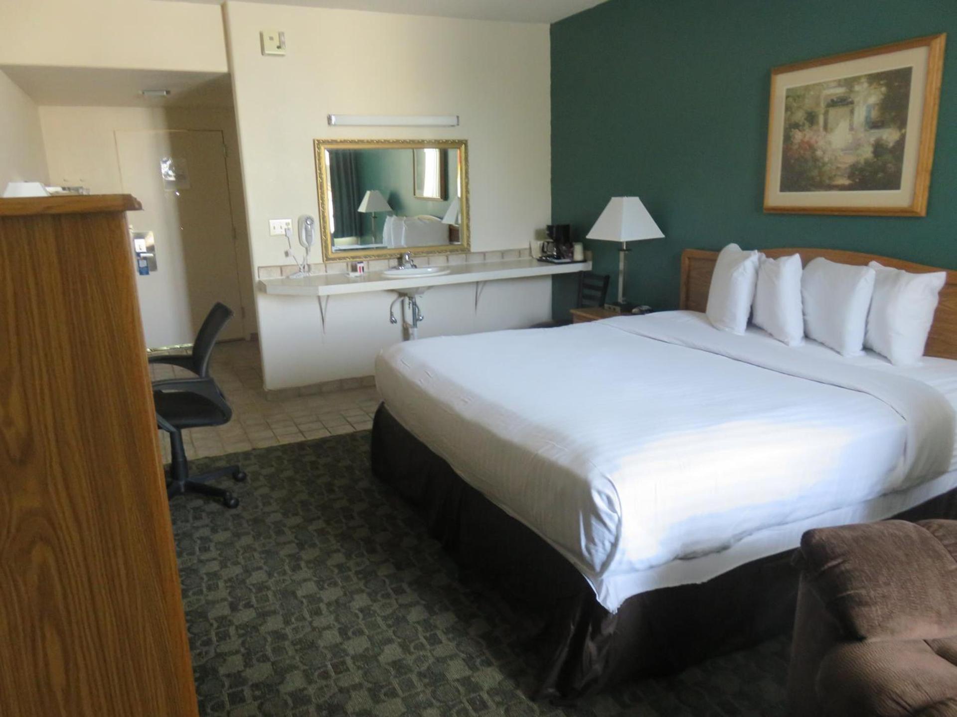 Baymont by Wyndham Fargo photo 10