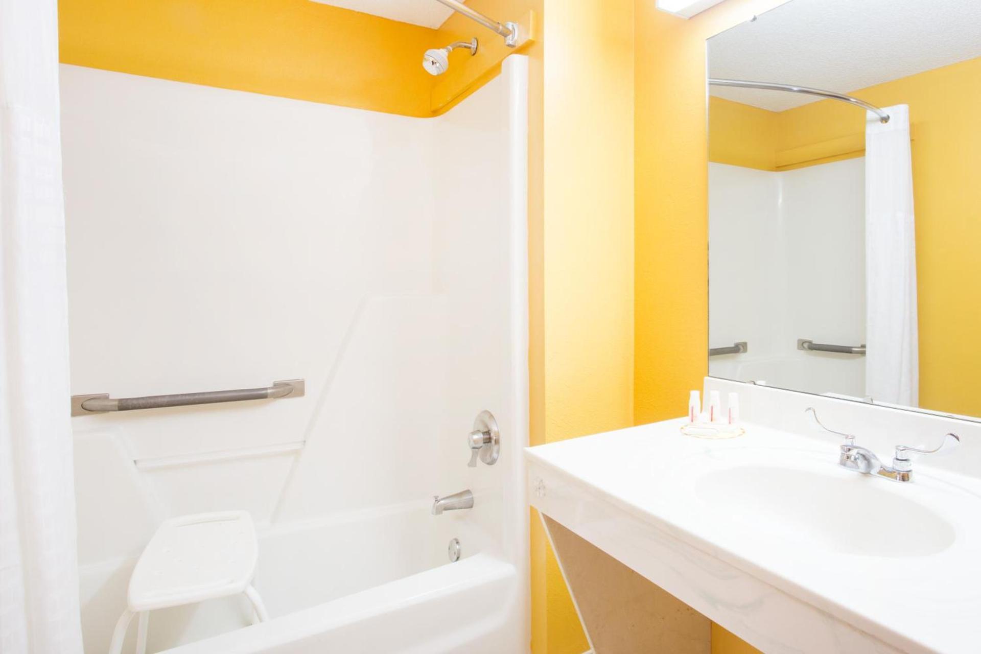 Days Inn by Wyndham Camilla photo 24
