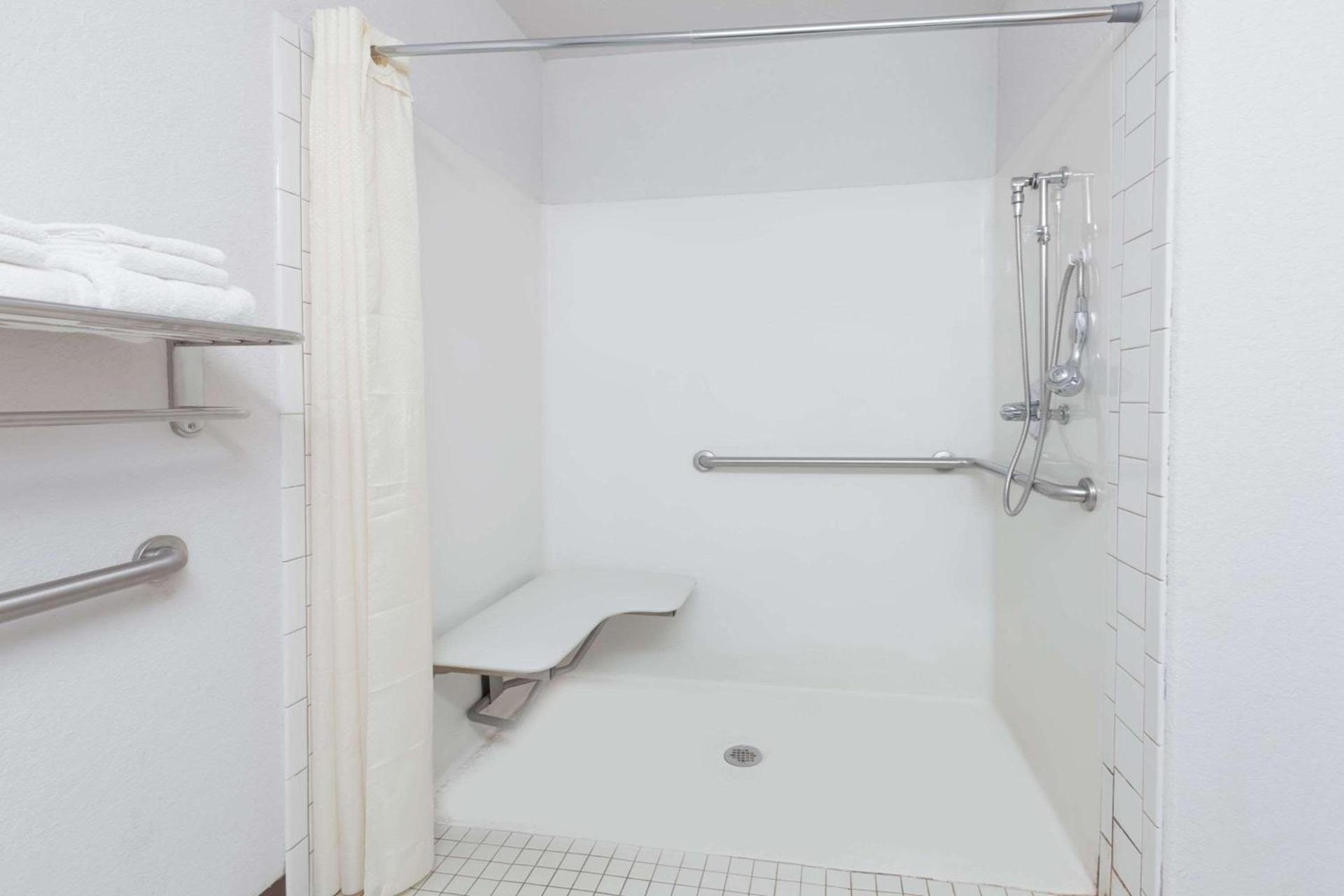 Microtel Inn & Suites by Wyndham Ardmore photo 4