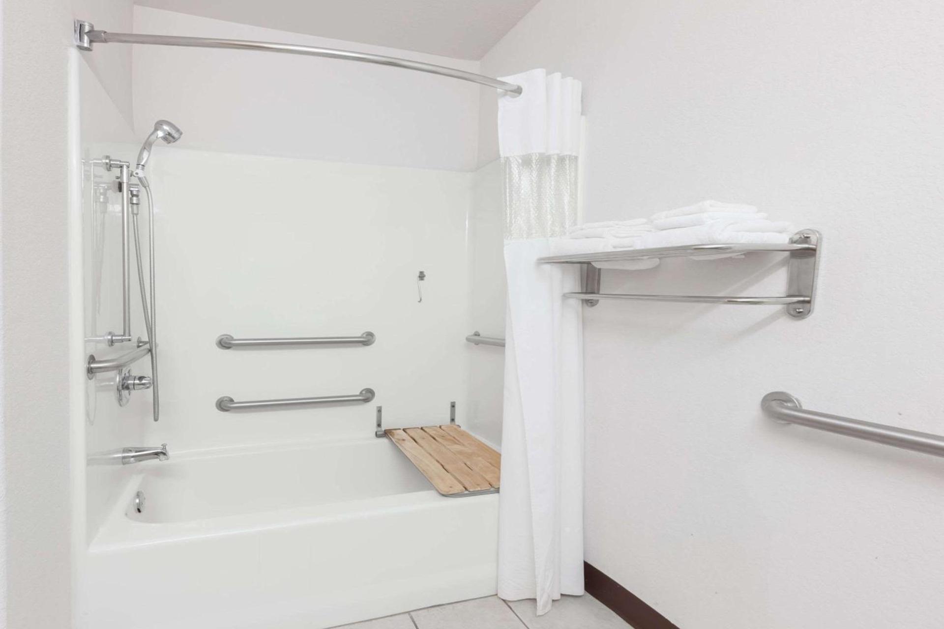Microtel Inn & Suites by Wyndham Ardmore photo 9
