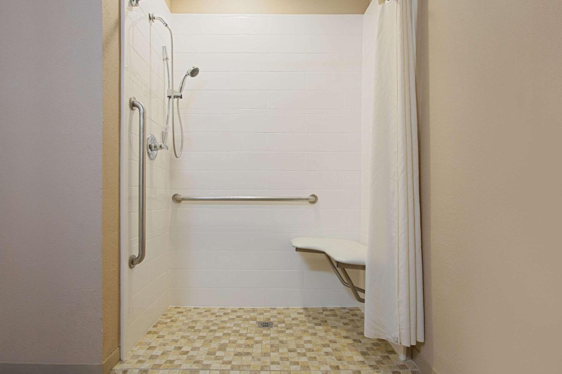 Microtel Inn & Suites by Wyndham Walterboro photo 11