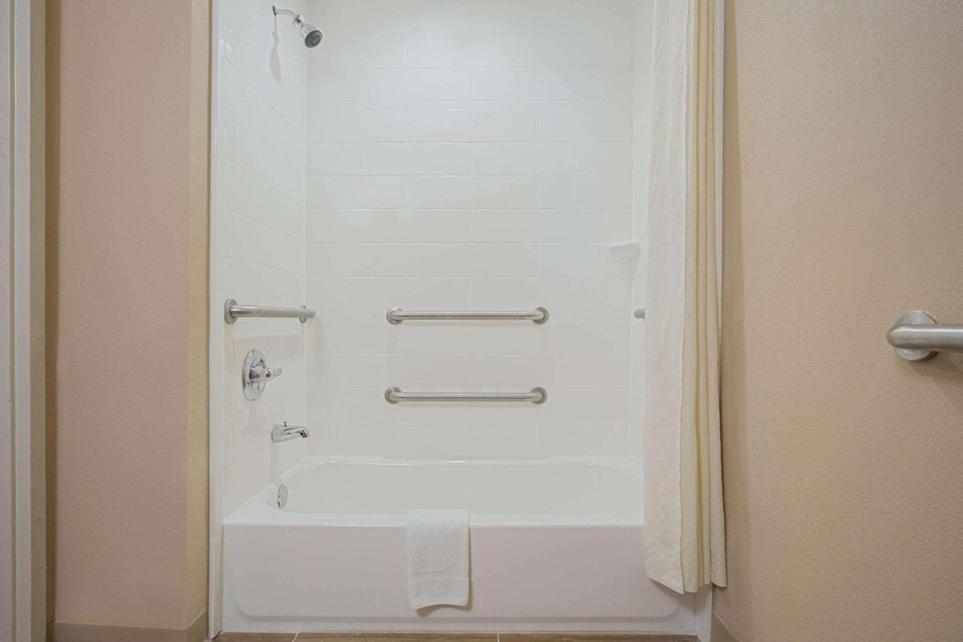 Microtel Inn & Suites by Wyndham Walterboro photo 8