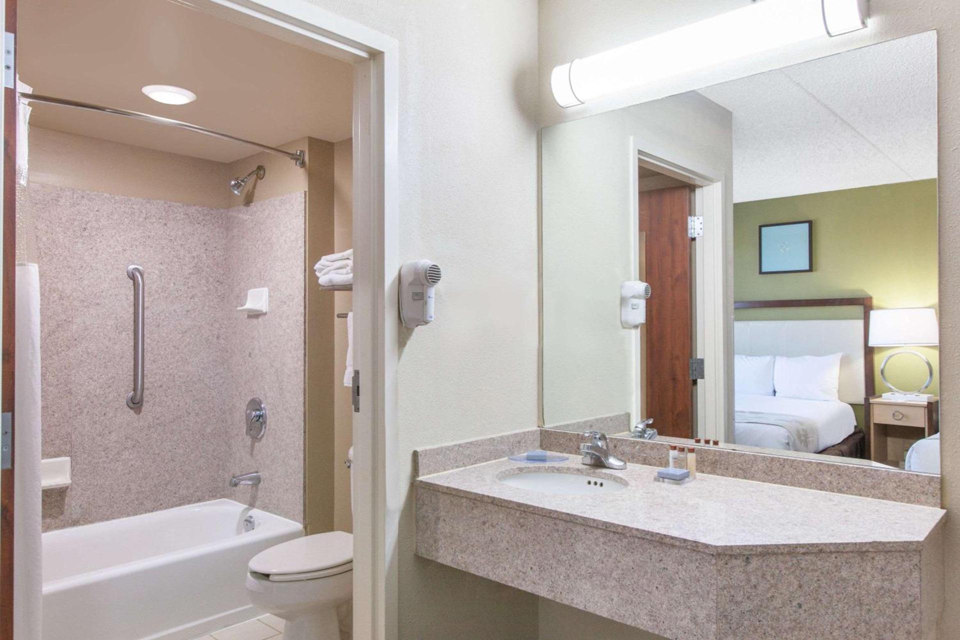 Hawthorn Suites Midwest City photo 27