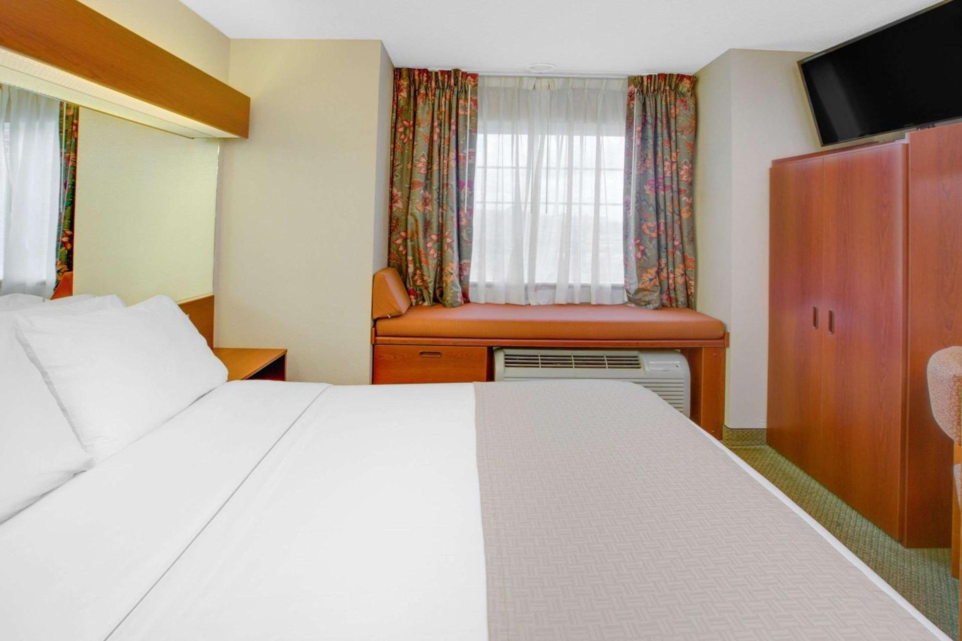Microtel Inn & Suites by Wyndham Hattiesburg photo 13