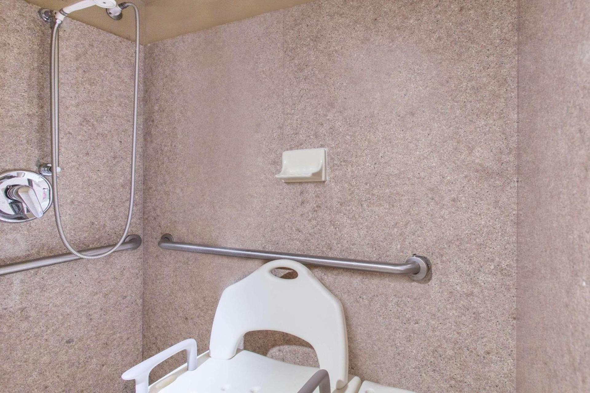 Hawthorn Suites Midwest City photo 24