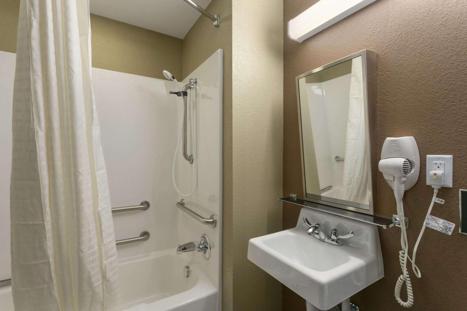 Microtel Inn & Suites by Wyndham Minot photo 27
