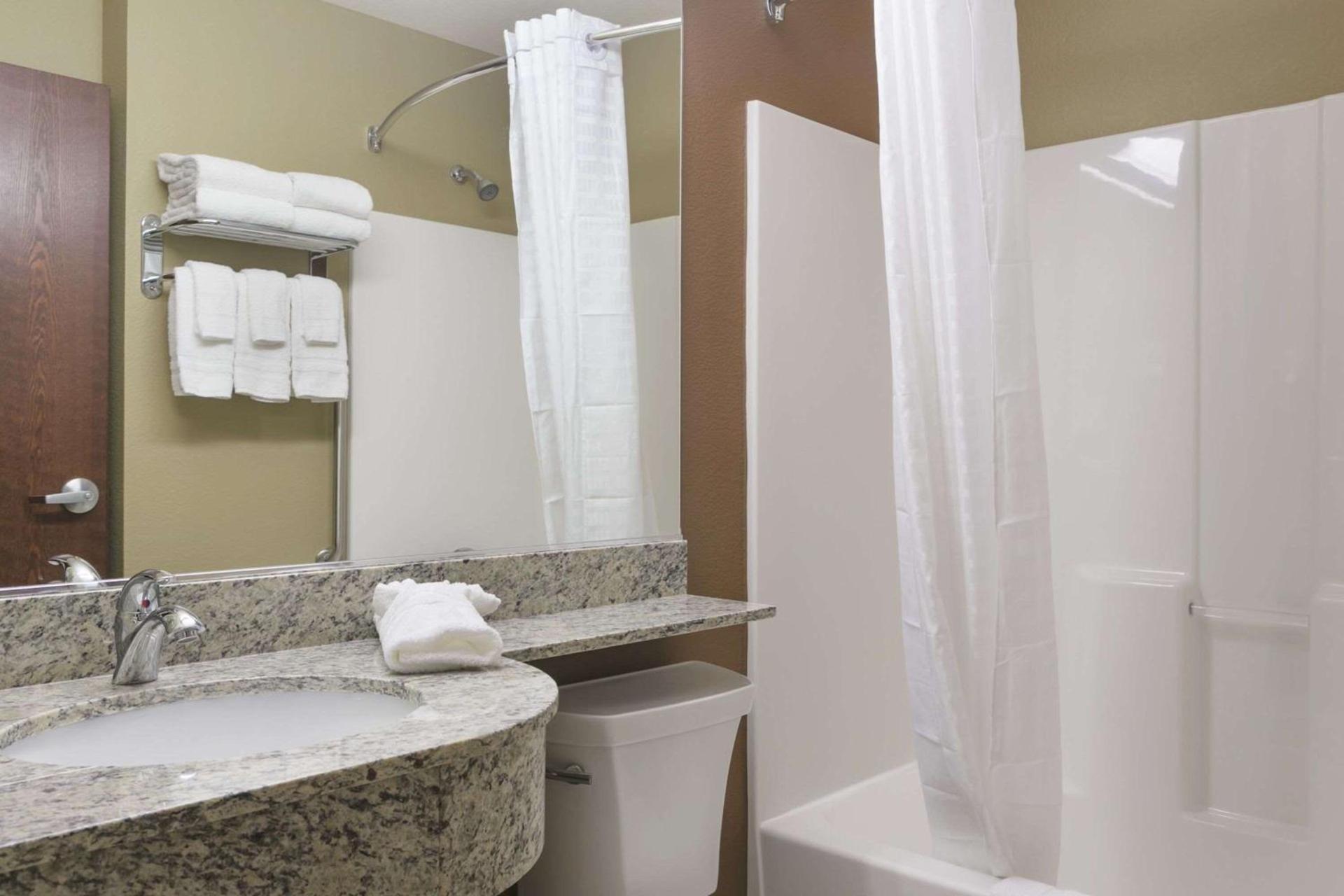 Microtel Inn & Suites by Wyndham Minot photo 21