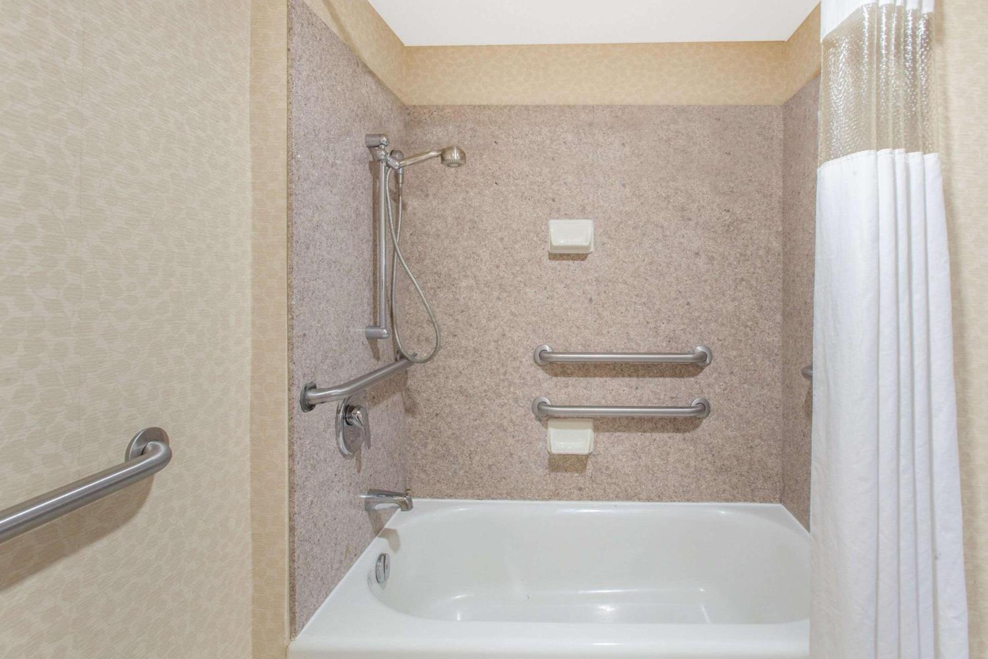 Hawthorn Suites Midwest City photo 19
