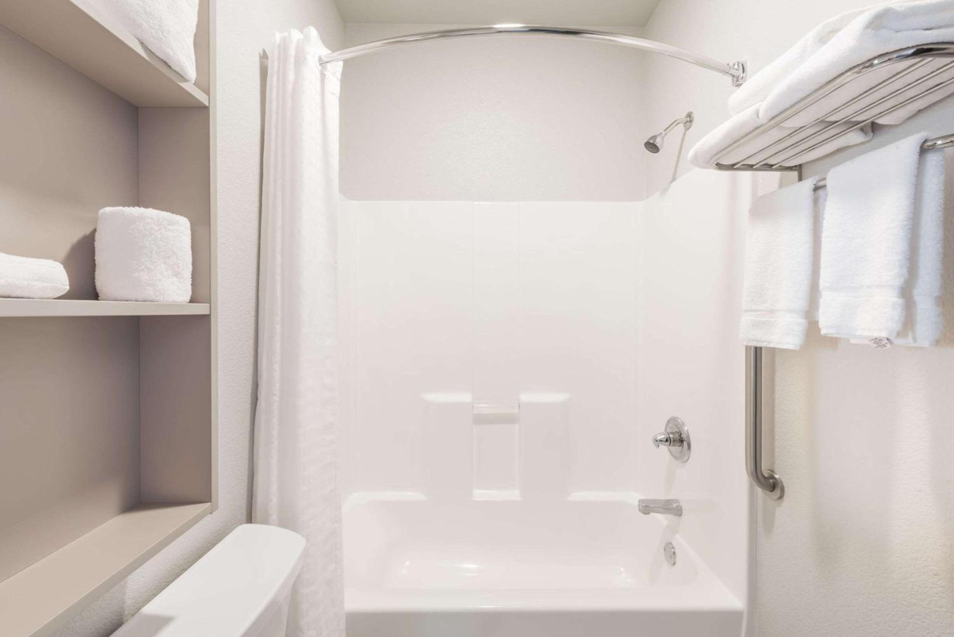 Microtel Inn & Suites by Wyndham Sweetwater photo 12